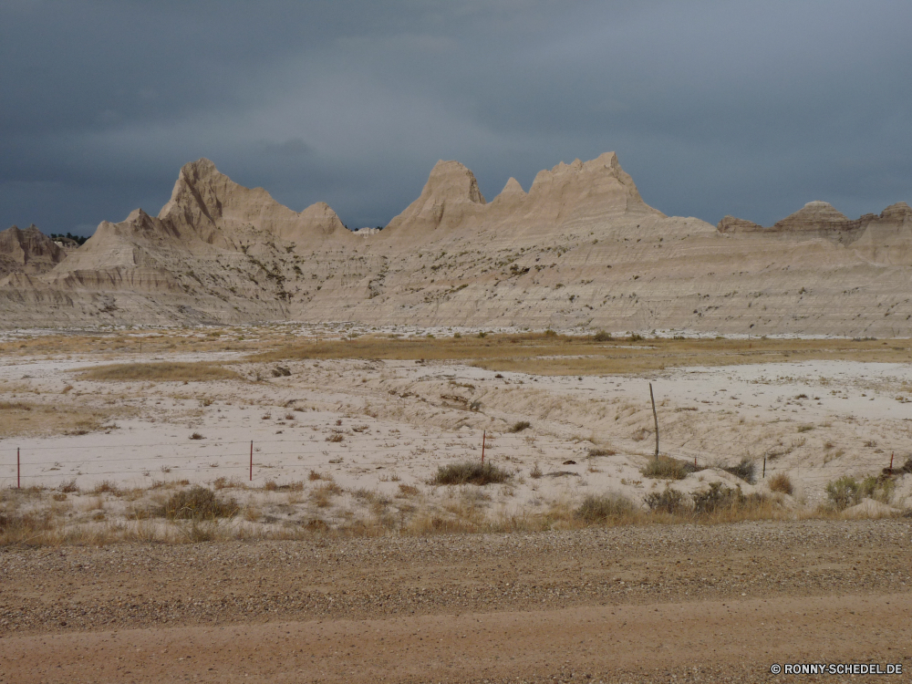 Badlands National Park Berg Landschaft Bereich Hochland Wüste Berge Fels Himmel Reisen Land nationalen Stein Park Steppe Sand trocken Tal Spitze Reiner Schlucht Felsen Wildnis im freien landschaftlich Schnee Wolken Hügel Arid Tourismus im freien Umgebung hoch geologische formation Szenerie natürliche Wärme Aufstieg Wolke Geologie Landschaften Klippe Sommer Hügel Steigung Tag niemand Wild Gelände felsigen Urlaub Reise Sandstein Wahrzeichen Becken Extreme Abenteuer sonnig Grat Braun Tourist Alp Landschaft Straße Aushöhlung Szene Klima natürliche depression Vulkan karge Entwicklung des ländlichen Klettern Klettern entfernten Bereich Düne Reise heiß Horizont Gras bunte Dürre geologische klar Bildung Wanderung Baum außerhalb Mitte Eis bewölkt Ziel Osten Nach oben Ruhe am Morgen Urlaub Fluss mountain landscape range highland desert mountains rock sky travel land national stone park steppe sand dry valley peak plain canyon rocks wilderness outdoors scenic snow clouds hill arid tourism outdoor environment high geological formation scenery natural heat ascent cloud geology scenics cliff summer hills slope day nobody wild terrain rocky vacation journey sandstone landmark basin extreme adventure sunny ridge brown tourist alp countryside road erosion scene climate natural depression volcano barren rural climb climbing remote area dune trip hot horizon grass colorful drought geological clear formation hike tree outside middle ice cloudy destination east top calm morning holiday river