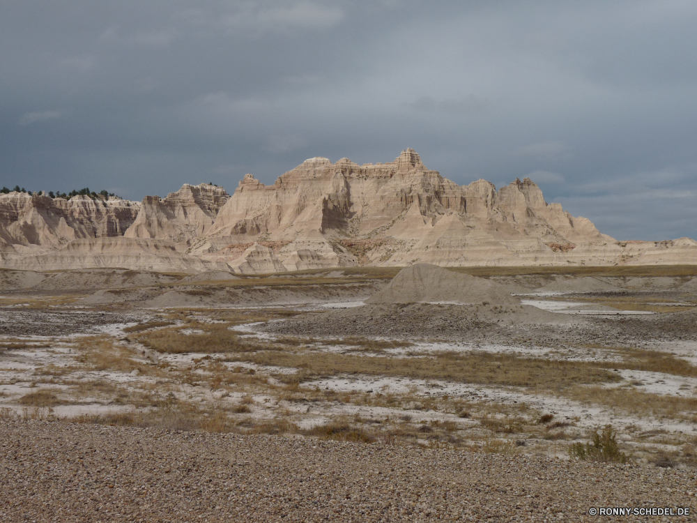 Badlands National Park Berg Landschaft Wüste Fels Berge Himmel Sand Bereich Park Hochland geologische formation Reisen Schlucht nationalen Stein Klippe landschaftlich Becken Spitze Tal Felsen trocken natürliche depression Land Geologie Wildnis Wolken Hügel im freien Sandstein im freien Steigung Aufstieg Tourismus natürliche Szene Wolke Arid Urlaub Aushöhlung Sommer Szenerie Tag Umgebung Wasser Erde Horizont Bereich hoch Grat niemand Boden Wahrzeichen Gletscher Hügel natürliche Höhe Vulkan Landschaften Panorama sonnig Schnee Klettern Ziel Urlaub Straße Sonne Fluss geologische Alpen Alpine Südwesten Klettern Bildung Gelände klar felsigen Steine Reise Farbe Steppe Braun Licht bunte karge Baum Panorama Tourist Abenteuer heiß Süden Resort Wärme Insel Düne Krater Reiner mountain landscape desert rock mountains sky sand range park highland geological formation travel canyon national stone cliff scenic basin peak valley rocks dry natural depression land geology wilderness clouds hill outdoor sandstone outdoors slope ascent tourism natural scene cloud arid vacation erosion summer scenery day environment water earth horizon area high ridge nobody soil landmark glacier hills natural elevation volcano scenics panorama sunny snow climb destination holiday road sun river geological alps alpine southwest climbing formation terrain clear rocky stones journey color steppe brown light colorful barren tree panoramic tourist adventure hot south resort heat island dune crater plain