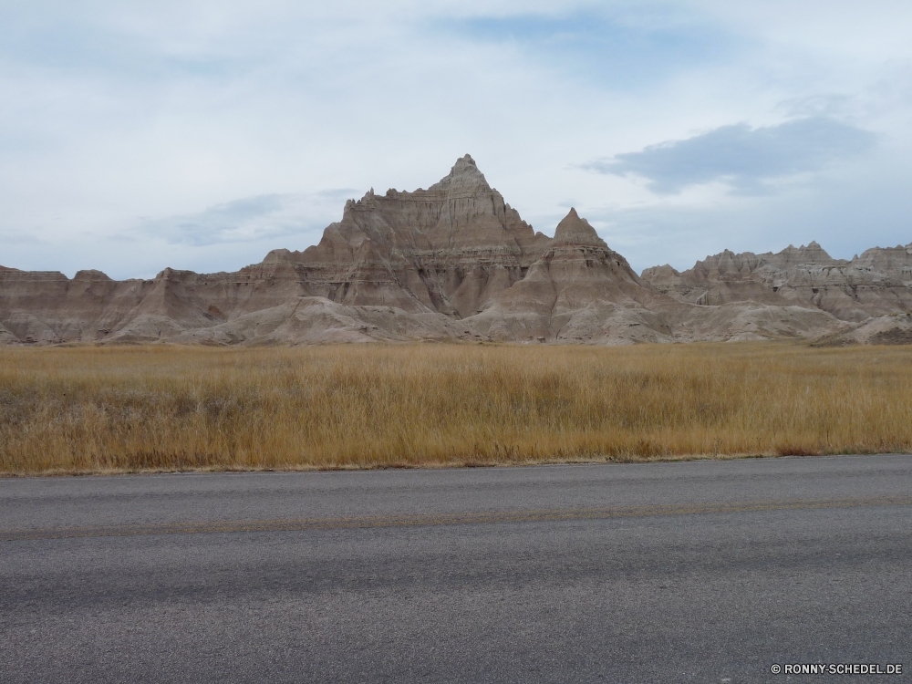 Badlands National Park Bereich Landschaft Berg Berge Himmel Hochland Wald Gras Baum Szenerie Spitze Reisen Feld Sommer Park Hügel nationalen Landschaft Horizont Wolken Straße Wolke Schnee Bäume Entwicklung des ländlichen Tal Umgebung Wiese landschaftlich im freien Land Wildnis Fluss Tourismus im freien Saison Herbst sonnig Land See Wild Wasser Frühling Wüste Fels Mount Panorama natürliche Knoll bewölkt Szene Autobahn hoch Tag fallen Gipfeltreffen felsigen Landwirtschaft gelb Pflanzen Reiner friedliche Sonne Bauernhof Kiefer übergeben Gelände Aussicht Wandern Reise Stein Grat Belaubung Ökologie Ruhe am Morgen Spitzen Strecke Landschaften Grünland Farbe Hügel Ackerland Felder Reise trocken Urlaub Tourist Wetter Sonnenuntergang Flora Blätter range landscape mountain mountains sky highland forest grass tree scenery peak travel field summer park hill national countryside horizon clouds road cloud snow trees rural valley environment meadow scenic outdoor land wilderness river tourism outdoors season autumn sunny country lake wild water spring desert rock mount panorama natural knoll cloudy scene highway high day fall summit rocky agriculture yellow plants plain peaceful sun farm pine pass terrain vista hiking journey stone ridge foliage ecology calm morning peaks route landscapes grassland color hills farmland fields trip dry vacation tourist weather sunset flora leaves