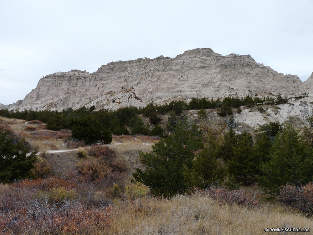 Badlands National Park Grab Landschaft Berg Knoll Himmel Fels Berge Reisen Hügel nationalen Hügel Park Wildnis Hochland Tourismus Spitze landschaftlich Tal Baseball-Ausrüstung Felsen im freien Wüste Klippe Sommer im freien Stein Wild Szenerie Wolken Sportgerät Baum Bereich Megalith felsigen Wandern Landschaften Wasser Geologie Fluss Umgebung Schlucht Urlaub Abenteuer natürliche Sonne hoch See Tag Stroh Land Bildung Wanderung übergeben majestätisch Gedenkstätte Sand Wald Szene Wolke trocken Insel Schnee Sandstein Steigung Panorama Gras außerhalb Ziel Wahrzeichen Bäume Struktur Vulkan Hügel Antike Meer Süden Ausrüstung Geschichte Frühling Farbe Wanderweg Bereich Steine Erhaltung Dach Tourist Nach oben Straße Horizont Entwicklung des ländlichen Land grave landscape mountain knoll sky rock mountains travel mound national hill park wilderness highland tourism peak scenic valley baseball equipment rocks outdoors desert cliff summer outdoor stone wild scenery clouds sports equipment tree range megalith rocky hiking scenics water geology river environment canyon vacation adventure natural sun high lake day thatch land formation hike pass majestic memorial sand forest scene cloud dry island snow sandstone slope panorama grass outside destination landmark trees structure volcano hills ancient sea south equipment history spring color trail area stones conservation roof tourist top road horizon rural country