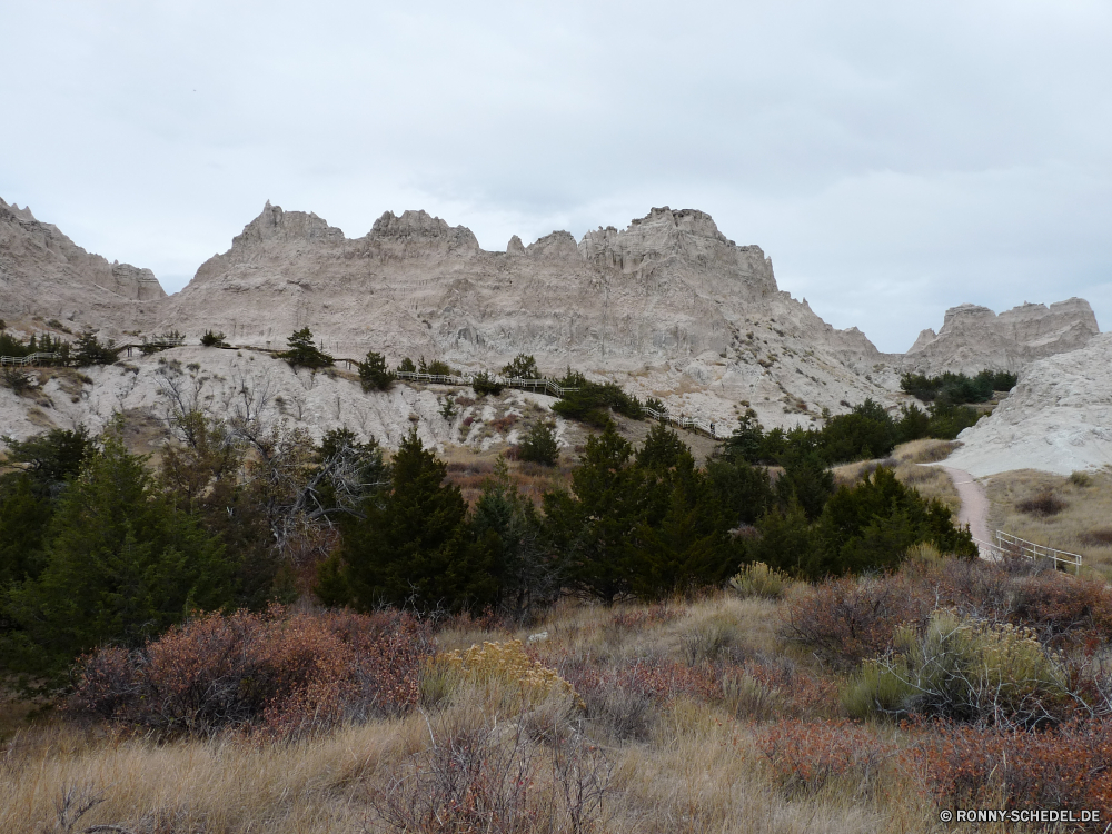 Badlands National Park Berg Landschaft Bereich Berge Himmel Hochland Steigung Aufstieg Spitze Tal Fels Reisen Park Alp Szenerie Wolken nationalen Wildnis landschaftlich Hügel im freien Klippe Tourismus Sommer natürliche Höhe im freien Felsen Baum geologische formation Schnee Fluss Knoll Bäume Gras Wald Geologie Land Umgebung Schlucht felsigen Stein Panorama Wüste See Wasser Wandern Vulkan Wild Landschaften Landschaften Urlaub Hügel Wolke Insel Landschaft Urlaub Spitzen Bildung Linie natürliche Ruhe majestätisch hoch Tag bewölkt Ökologie Horizont Gletscher karge Grat Tourist klar Alpen Mount Aushöhlung übergeben Farbe Gelände Abenteuer Ziel Nach oben Wahrzeichen Entwicklung des ländlichen mountain landscape range mountains sky highland slope ascent peak valley rock travel park alp scenery clouds national wilderness scenic hill outdoors cliff tourism summer natural elevation outdoor rocks tree geological formation snow river knoll trees grass forest geology land environment canyon rocky stone panorama desert lake water hiking volcano wild landscapes scenics vacation hills cloud island countryside holiday peaks formation line natural calm majestic high day cloudy ecology horizon glacier barren ridge tourist clear alps mount erosion pass color terrain adventure destination top landmark rural