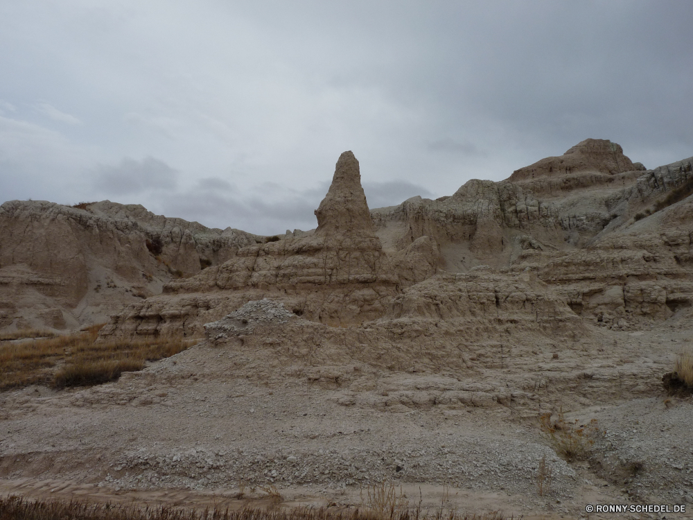 Badlands National Park Grab Fels Landschaft Berg Wüste Reisen Stein Himmel Berge Sand Felsen Tourismus Hochland Park Hügel Wildnis Bereich nationalen Schlucht landschaftlich im freien Sandstein Klippe im freien Knoll Tal trocken Antike Spitze Land Tourist Wahrzeichen Geschichte Urlaub Lineal Wärme Wolken Umgebung Ziel Bildung Geologie Landschaften Bereich Reise Sommer Wild Denkmal Steigung natürliche Arid Aufstieg Steine Szenerie Hügel felsigen Sonne Abenteuer Osten Tag Backstein Megalith Straße alt Land Mitte Braun Szene Wolke Farbe niemand Formationen Dürre Aushöhlung Gelände hoch Panorama Reise Süden Pyramide Schloss heiß Landschaft Düne Vulkan Grat Gedenkstätte bunte karge Struktur Ehrfurcht Architektur Touristische Wanderung reservieren Tour Westen Panorama Baumaterial Extreme historische Linie gelb Urlaub Schnee Sonnenlicht Entwicklung des ländlichen Baum grave rock landscape mountain desert travel stone sky mountains sand rocks tourism highland park hill wilderness range national canyon scenic outdoors sandstone cliff outdoor knoll valley dry ancient peak land tourist landmark history vacation ruler heat clouds environment destination formation geology scenics area journey summer wild monument slope natural arid ascent stones scenery hills rocky sun adventure east day brick megalith road old country middle brown scene cloud color nobody formations drought erosion terrain high panorama trip south pyramid castle hot countryside dune volcano ridge memorial colorful barren structure awe architecture touristic hike reserve tour west panoramic building material extreme historical line yellow holiday snow sunlight rural tree