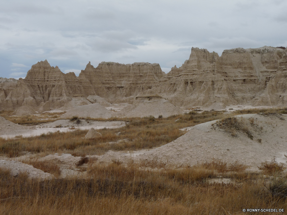 Badlands National Park Schlucht Landschaft Berg Wüste Klippe Fels Tal Park Reisen Himmel nationalen Berge Sandstein Hochland Stein geologische formation Sand landschaftlich Bereich Geologie Wildnis Felsen Aufstieg Tourismus Aushöhlung natürliche Steigung Bildung Szenerie Wolken Hügel im freien Arid Schlucht Urlaub trocken im freien Südwesten Umgebung Land geologische Spitze Fluss Abenteuer Sommer Orange Gelände felsigen Westen Landschaften Szene Reise Wahrzeichen Wandern in der Nähe Bereich Panorama Antike Wolke Reise Tourist Denkmal Wasser Baum heiß Alp Frühling Mesa Kaktus natürliche depression Tag Süden Straße Sonne Cliff-Wohnung Entwicklung des ländlichen Butte Formationen Dürre karge Klippen Nationalpark niemand Grand sonnig westliche Tour Panorama Ziel Platz Horizont Urlaub Erde canyon landscape mountain desert cliff rock valley park travel sky national mountains sandstone highland stone geological formation sand scenic range geology wilderness rocks ascent tourism erosion natural slope formation scenery clouds hill outdoor arid ravine vacation dry outdoors southwest environment land geological peak river adventure summer orange terrain rocky west scenics scene trip landmark hiking near area panorama ancient cloud journey tourist monument water tree hot alp spring mesa cactus natural depression day south road sun cliff dwelling rural butte formations drought barren cliffs national park nobody grand sunny western tour panoramic destination place horizon holiday earth