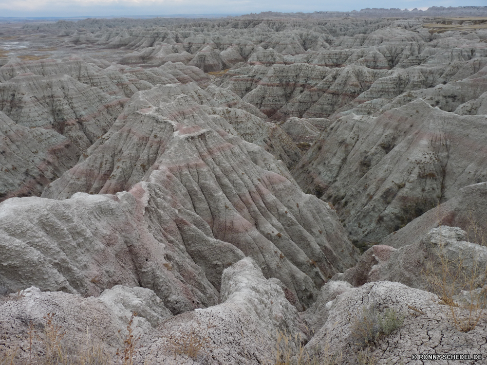 Badlands National Park Schlucht Klippe Fels Tal Berg Landschaft geologische formation Park Berge Wüste nationalen Schlucht Sand Himmel Reisen Stein Geologie Tourismus Felsen im freien Hügel landschaftlich Sandstein natürliche natürliche depression im freien Aushöhlung Wolken Bildung Wasser Düne Tag Wolke Szenerie Umgebung Sommer Erde Bereich Gletscher Land Boden geologische Ziel trocken außerhalb Wildnis Hügel Fluss Steine Südwesten Arid Farbe Extreme Panorama Szene Baum Steigung Wald tief Bereich Schuld Mauer Schnee Horizont Urlaub Gelände felsigen Spitze Panorama Meer Strand niemand Ozean Cliff-Wohnung Muster Wahrzeichen Küste erodiert Klippen hoch reservieren sonnig Boden Wandern Reise Tourist Urlaub Hochland Süden See Aufstieg canyon cliff rock valley mountain landscape geological formation park mountains desert national ravine sand sky travel stone geology tourism rocks outdoors hill scenic sandstone natural natural depression outdoor erosion clouds formation water dune day cloud scenery environment summer earth range glacier land soil geological destination dry outside wilderness hills river stones southwest arid color extreme panorama scene tree slope forest deep area fault wall snow horizon vacation terrain rocky peak panoramic sea beach nobody ocean cliff dwelling pattern landmark coast eroded cliffs high reserve sunny ground hiking journey tourist vacations highland south lake ascent