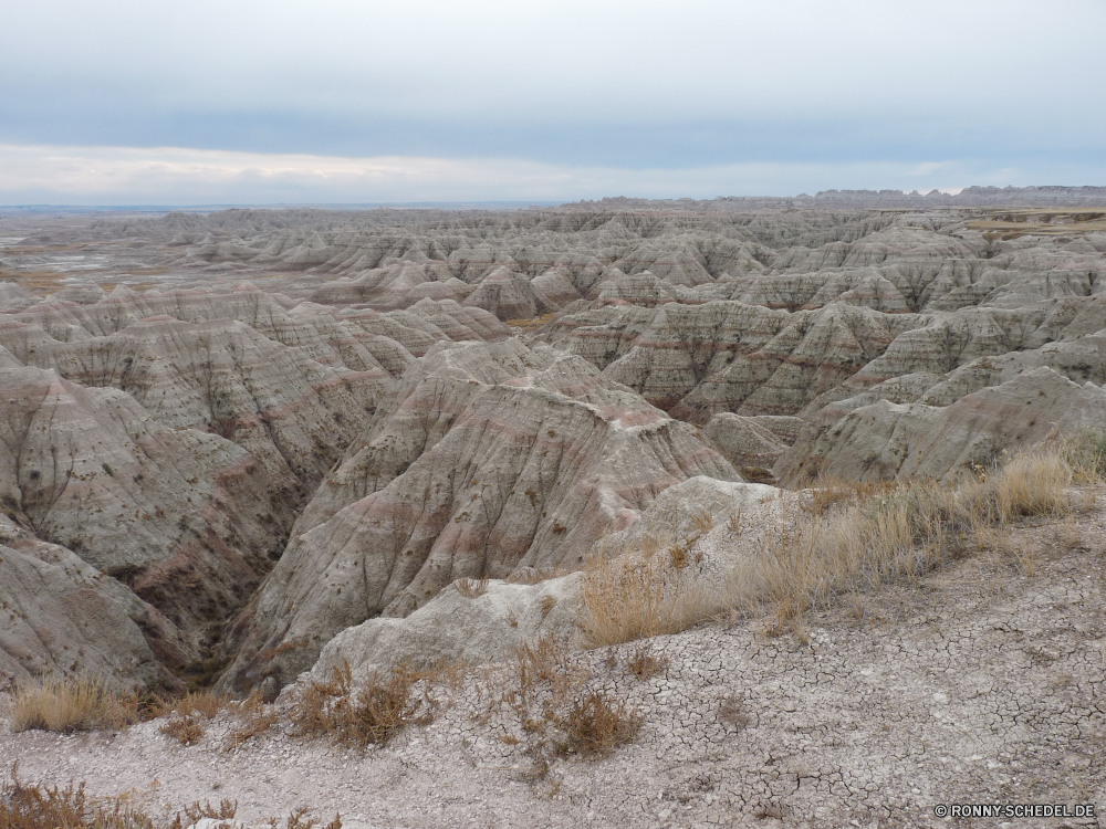 Badlands National Park Wüste Fels Landschaft Sand Schlucht Düne Berg Reisen Stein Himmel Tal Park nationalen Geologie Berge Sandstein Tourismus Klippe Hügel trocken Land im freien Sommer Felsen niemand landschaftlich Erde Aushöhlung Bereich Wolken Steppe Arid im freien Boden Wildnis Reiner Schlucht Tag natürliche Umgebung Wolke Hügel Extreme Wärme geologische formation Südwesten Bildung heiß Hochland Abenteuer Urlaub Reise Straße Wahrzeichen Szenerie Horizont Farbe Szene sonnig Schuld geologische Gelände reservieren natürliche depression Landschaften Schmutz Bereich Panorama Klima Meer Ziel horizontale Orange Krater Schnee Tourist Grat Boden Geschichte Klippen Entwicklung des ländlichen Antike bunte Steine Pflanze Reise Baum Muster Braun Sonnenlicht karge Dürre Verwurzelung hoch Toten Spitze außerhalb Süden berühmte Wasser gelb Gefahr Küste Mauer desert rock landscape sand canyon dune mountain travel stone sky valley park national geology mountains sandstone tourism cliff hill dry land outdoors summer rocks nobody scenic earth erosion range clouds steppe arid outdoor soil wilderness plain ravine day natural environment cloud hills extreme heat geological formation southwest formation hot highland adventure vacation journey road landmark scenery horizon color scene sunny fault geological terrain reserve natural depression scenics dirt area panorama climate sea destination horizontal orange crater snow tourist ridge ground history cliffs rural ancient colorful stones plant trip tree pattern brown sunlight barren drought desolate high dead peak outside south famous water yellow danger coast wall