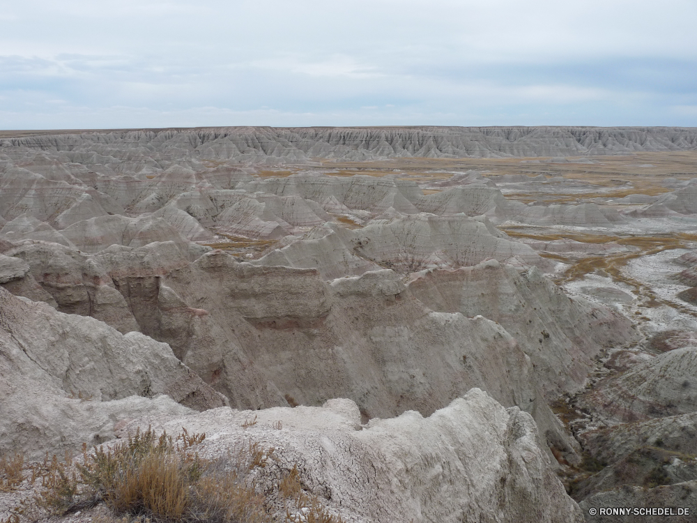 Badlands National Park Schlucht Wüste Klippe Tal Fels Landschaft Berg geologische formation Sand Schlucht Himmel Park Stein nationalen Reisen Geologie natürliche depression Land trocken Berge Tourismus im freien Wolken Felsen Hügel landschaftlich Arid Steppe Aushöhlung Sommer Sandstein Extreme Umgebung natürliche im freien Tag Bildung niemand Südwesten Wolke Hügel Reiner Erde Wildnis Krater heiß Bereich Gelände Düne Boden Meer Horizont Schmutz Urlaub Bereich Szene Wärme Wahrzeichen geologische Orange reservieren Boden Panorama Wasser felsigen tief Backstein Grat außerhalb Küste Farbe Dürre Cliff-Wohnung Entwicklung des ländlichen Toten Grand sonnig Mauer Klima Reise Süden Ziel berühmte Tourist Szenerie Braun Sonnenlicht Verwurzelung Klippen Staub Westen Landschaften Wolkengebilde Abenteuer Grab horizontale Muster Schuld Ökologie Sonne Wetter Baumaterial bunte Fluss Wohnung canyon desert cliff valley rock landscape mountain geological formation sand ravine sky park stone national travel geology natural depression land dry mountains tourism outdoors clouds rocks hill scenic arid steppe erosion summer sandstone extreme environment natural outdoor day formation nobody southwest cloud hills plain earth wilderness crater hot range terrain dune ground sea horizon dirt vacation area scene heat landmark geological orange reserve soil panoramic water rocky deep brick ridge outside coast color drought cliff dwelling rural dead grand sunny wall climate journey south destination famous tourist scenery brown sunlight desolate cliffs dust west scenics cloudscape adventure grave horizontal pattern fault ecology sun weather building material colorful river dwelling