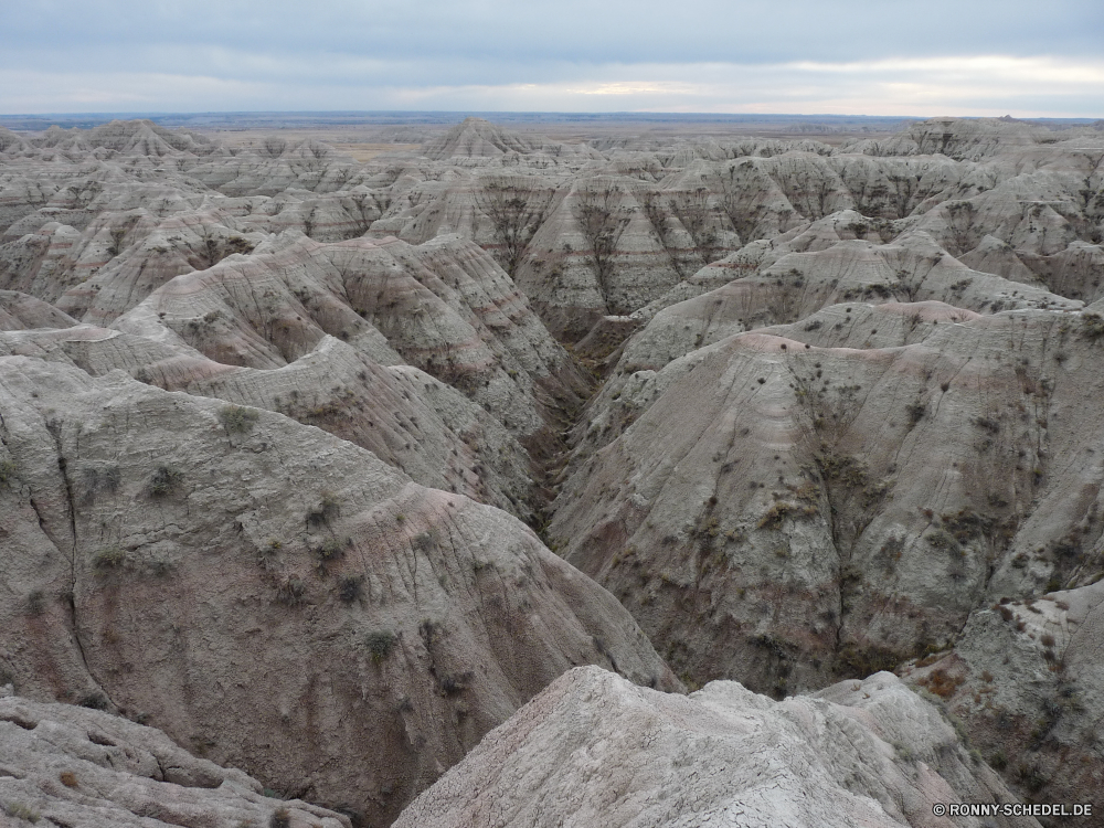 Badlands National Park Landschaft Fels Berg Sand Wüste Himmel Stein Berge Tal Grab Schlucht Reisen Klippe nationalen Park Düne Hügel Geologie Tourismus Felsen trocken landschaftlich im freien geologische formation Land Wolken im freien Aushöhlung Arid Umgebung Hügel Sommer Erde Wildnis Tag niemand natürliche Wärme Boden Bereich Steine Hochland Wolke Sandstein Südwesten Extreme außerhalb Horizont Gelände Straße Knoll Szenerie karge geologische Bildung Boden Spitze Schmutz Farbe Reise Schlucht Mauer Abenteuer Vulkan Ökologie Muster Urlaub Ozean Braun Küste Strand Pflanze Entwicklung des ländlichen Grat Dürre Meer Szene reservieren sonnig felsigen Westen Wandern Panorama Landschaften Bereich heiß Aufstieg Landschaft gelb Sonne Wahrzeichen grau natürliche depression landscape rock mountain sand desert sky stone mountains valley grave canyon travel cliff national park dune hill geology tourism rocks dry scenic outdoors geological formation land clouds outdoor erosion arid environment hills summer earth wilderness day nobody natural heat soil range stones highland cloud sandstone southwest extreme outside horizon terrain road knoll scenery barren geological formation ground peak dirt color journey ravine wall adventure volcano ecology pattern vacation ocean brown coast beach plant rural ridge drought sea scene reserve sunny rocky west hiking panoramic scenics area hot ascent countryside yellow sun landmark gray natural depression