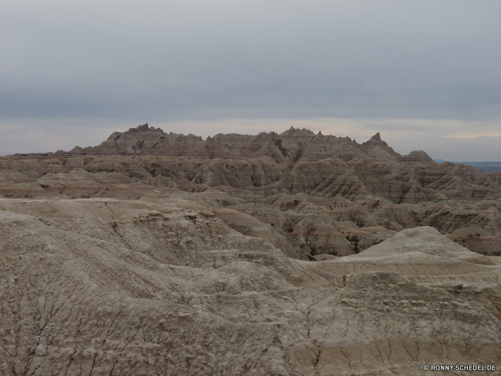 Badlands National Park Berg Landschaft Wüste Fels Himmel Berge Schlucht Bereich Reisen Hochland Sand Tal Stein Aufstieg Park Steigung Land Wildnis trocken landschaftlich nationalen Hügel Geologie im freien Tourismus Felsen Düne Klippe im freien Sandstein geologische formation Arid Spitze Straße Szenerie Wolken Umgebung Sommer Knoll karge Tag niemand Schuld Panorama Wärme Becken Aushöhlung Gelände Hügel Urlaub Bereich natürliche natürliche depression Wild Braun Vulkan Bildung Kaktus felsigen Reise Ziel Grab heiß Linie geologische Entwicklung des ländlichen in der Nähe Extreme Steine Osten gelb Farbe Fluss hoch sonnig Landschaften Abenteuer Reise Tourist bewölkt Orange Insel Landschaft Wahrzeichen Horizont Erde Wasser bunte Dürre Touristische Grat Westen Einsamkeit außerhalb Mitte Breite Ökologie Gras Land mountain landscape desert rock sky mountains canyon range travel highland sand valley stone ascent park slope land wilderness dry scenic national hill geology outdoors tourism rocks dune cliff outdoor sandstone geological formation arid peak road scenery clouds environment summer knoll barren day nobody fault panorama heat basin erosion terrain hills vacation area natural natural depression wild brown volcano formation cactus rocky journey destination grave hot line geological rural near extreme stones east yellow color river high sunny scenics adventure trip tourist cloudy orange island countryside landmark horizon earth water colorful drought touristic ridge west solitude outside middle wide ecology grass country