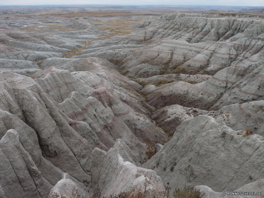 Badlands National Park Sand Klippe Landschaft Düne Fels Stein Barrier Himmel Berg geologische formation Reisen Boden Wüste Steinmauer Park Schlucht Felsen nationalen Erde Strand Tal Obstruktion Meer Zaun im freien Hügel natürliche Wasser Wolken Ozean Geologie Tourismus Wellenbrecher landschaftlich Berge Mauer Struktur Sandstein Horizont Sommer Küste Hügel Südwesten niemand Umgebung im freien Szene Wolke berühmte trocken Wahrzeichen Extreme Landschaften Land Schnee Tag Wildnis Szenerie Grat Bereich alt Backstein Wald Ufer Antike Steine Küste Urlaub Muster Arid Bildung Welle Baum Süden Ruhe Geschichte Fluss Klippen reservieren felsigen außerhalb Vulkan Platz historischen Rau Urlaub sand cliff landscape dune rock stone barrier sky mountain geological formation travel soil desert stone wall park canyon rocks national earth beach valley obstruction sea fence outdoors hills natural water clouds ocean geology tourism breakwater scenic mountains wall structure sandstone horizon summer coast hill southwest nobody environment outdoor scene cloud famous dry landmark extreme scenics land snow day wilderness scenery ridge range old brick forest shore ancient stones coastline vacation pattern arid formation wave tree south calm history river cliffs reserve rocky outside volcano place historic rough holiday