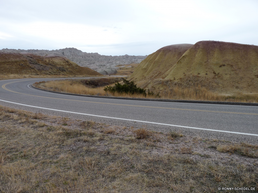 Badlands National Park Hochland Landschaft Straße Himmel Berg Knoll Reisen landschaftlich Autobahn Wolken Wüste Biegung Entwicklung des ländlichen Horizont Gras Asphalt Hügel Berge Wolke Reise leere Reise Sommer Strecke Bereich Sand Transport Fels Laufwerk Feld Land Land Reling Landschaft Autobahn im freien Straße Szenerie Kurve Insel Linie Spur Wasser Urlaub trocken bewölkt Verkehr Küste Wildnis Tal im freien Szene Geschwindigkeit Stein Meer niemand Urlaub Tourismus Park Hügel Farbe Art und Weise Wald sonnig Aufstieg Ziel Strand Steigung lange natürliche Fahrbahn voran Fluss Spitze Küste Baum Ozean Grat fahren Freiheit Tag gerade felsigen Wolkengebilde Verschieben England Verkehr Pfad friedliche See nationalen Wiese highland landscape road sky mountain knoll travel scenic highway clouds desert bend rural horizon grass asphalt hill mountains cloud journey empty trip summer route range sand transportation rock drive field country land railing countryside freeway outdoor street scenery curve island line lane water vacation dry cloudy transport coast wilderness valley outdoors scene speed stone sea nobody holiday tourism park hills color way forest sunny ascent destination beach slope long natural roadway ahead river peak coastline tree ocean ridge driving freedom day straight rocky cloudscape moving england traffic path peaceful lake national meadow