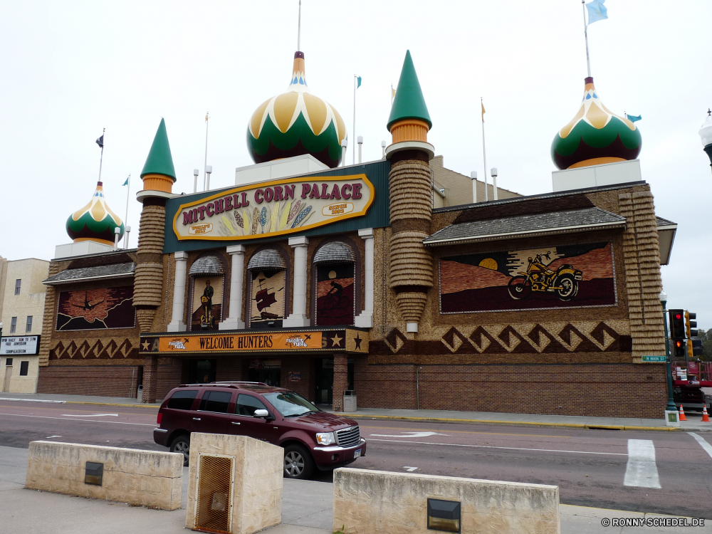 Corn Palace Architektur Gebäude Tempel Kirche Religion Kathedrale Kuppel St alt Orthodoxe berühmte Himmel Stadt Platz Geschichte Kultur Wahrzeichen Reisen Basil Kreuz Gold Denkmal St. Hauptstadt Tourismus Basilikum-s Backstein Büro Palast Antike Turm Museum Golden Platz Bau Struktur religiöse traditionelle Reiseziele Symbol glauben historische Kuppel historischen Zentrum Moschee Park architektonische Tag aussenansicht Tourist Residenz Zwiebel Basilika Gestaltung Stadt bunte Darm-Trakt heilig Ort der Anbetung Kloster Haus Winter Retter sowjetische Kruzifix Spiritualität Dach Wolke Kuppeln Union Gott Mauer Detail Fassade Besuchen Sie Form Farbe Osten hell nationalen Urlaub Kino Pagode beten Gottesdienst Straße Nacht ehemalige Orthodoxie Wahrzeichen Skulptur Reise Ziel Sterne Kunst Theater architecture building temple church religion cathedral dome st old orthodox famous sky city square history culture landmark travel basil cross gold monument saint capital tourism basil s brick office palace ancient tower museum golden place construction structure religious traditional destinations symbol faith historical cupola historic center mosque park architectural day exterior tourist residence onion basilica design town colorful tract holy place of worship monastery house winter savior soviet crucifix spirituality roof cloud domes union god wall detail facade visit shape color east bright national vacation cinema pagoda pray worship street night former orthodoxy landmarks sculpture journey destination star art theater