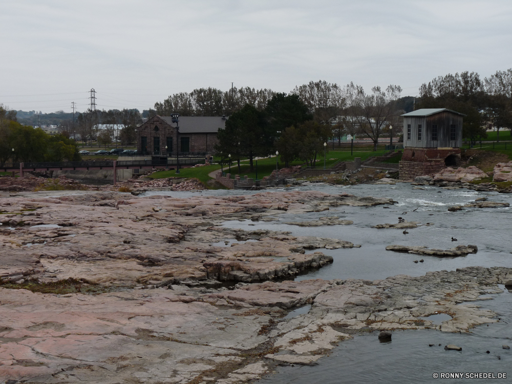 Sioux Falls Kanal Wasser Landschaft Körper des Wassers Fluss Himmel Ufer Bäume See Baum Reisen Berg am See Meer Sommer Fels Strand Wald Park Wolken England Ozean im freien Bootshaus Wolke Sumpf Dorf Haus Küste Tourismus landschaftlich Schuppen Urlaub Berge Gras ruhige Land Feuchtgebiet Insel Küstenlinie Sandbank Umgebung Sonne am Meer Szene Felsen Urlaub Resort Sand Gebäude Barrier Boot Holz Nebengebäude Reflexion Pflanze Brücke Frühling Stein natürliche gelassene Küste Bar fallen Szenerie Startseite Architektur Saison Stream Tal Wohn Ziel Stadt Struktur Tourist Wetter Farbe Erholung Tag Mauer Entwicklung des ländlichen channel water landscape body of water river sky shore trees lake tree travel mountain lakeside sea summer rock beach forest park clouds england ocean outdoors boathouse cloud swamp village house coast tourism scenic shed vacation mountains grass tranquil land wetland island shoreline sandbar environment sun seaside scene rocks holiday resort sand building barrier boat wood outbuilding reflection plant bridge spring stone natural serene coastline bar fall scenery home architecture season stream valley residential destination city structure tourist weather color recreation day wall rural