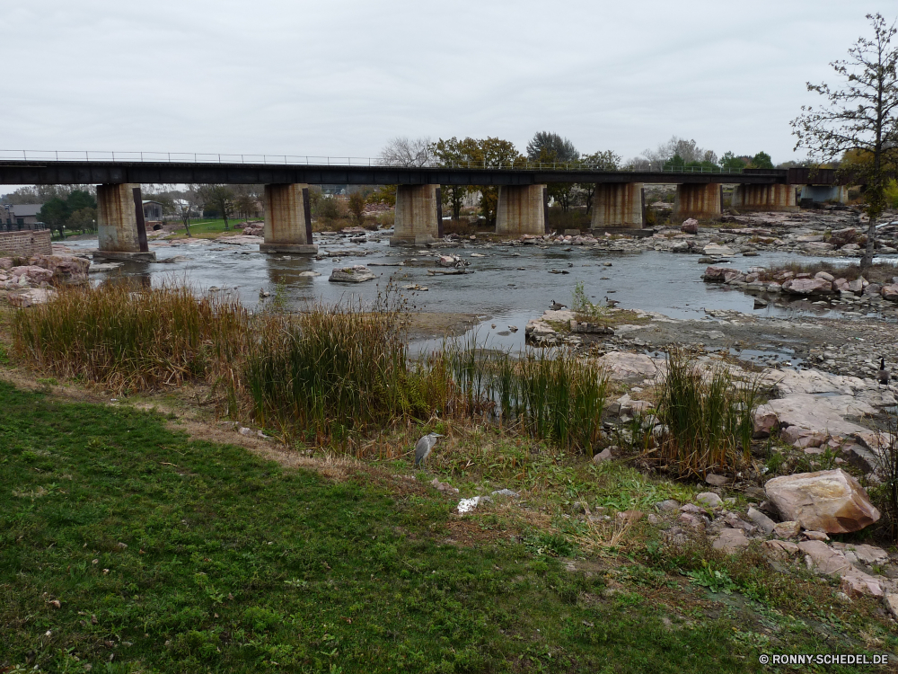 Sioux Falls Bootshaus Schuppen Nebengebäude Wasser See Fluss Landschaft Gebäude Himmel Wald Ufer Baum Bäume am See Reflexion Sommer im freien ruhige Reisen Park Wolken Struktur Ruhe Umgebung landschaftlich Berg Gras Teich Szene Sonne Hölzer Meer Herbst Urlaub Wolke Szenerie ruhig Kanal Tourismus Dorf Urlaub friedliche Saison im freien Sumpf Pflanze Land Wildnis natürliche gelassene idyllische Körper des Wassers Brücke England Stream Holz Küste Erholung Entwicklung des ländlichen Wild Ozean Anlegestelle Farbe Felsen Berge Haus Feuchtgebiet Bereich Angeln Kiefer bunte Boot Belaubung Landschaft Tourist Sonnenuntergang Frühling sonnig Felder Bewuchs Küstenlinie Entspannen Sie sich Rest fallen am Morgen Bauernhof Tag boathouse shed outbuilding water lake river landscape building sky forest shore tree trees lakeside reflection summer outdoors tranquil travel park clouds structure calm environment scenic mountain grass pond scene sun woods sea autumn vacation cloud scenery quiet channel tourism village holiday peaceful season outdoor swamp plant land wilderness natural serene idyllic body of water bridge england stream wood coast recreation rural wild ocean pier color rocks mountains house wetland area fishing pine colorful boat foliage countryside tourist sunset spring sunny fields vegetation shoreline relax rest fall morning farm day