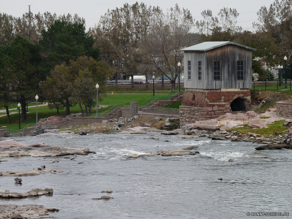 Sioux Falls Bootshaus Schuppen Nebengebäude Struktur Gebäude Wasser Fluss Mobil-home Landschaft Haus Dorf Gehäuse Anhänger Meer Baum Himmel Reisen Radfahrzeug Berg Bäume Ufer Strand Küste Sommer alt England Ozean Architektur Wald landschaftlich Tourismus Entwicklung des ländlichen im freien See Startseite Wohn Park Urlaub Sand Insel Wolken Fahrzeug Urlaub Land Fels Gras Wolke Stein Tag Entspannen Sie sich Mauer Hütte Küste Holz ruhige Szenerie Kanal Häuser Szene Brücke Stream idyllische Felsen Boot Stadt historischen Umgebung Landschaft Reflexion Bauernhof am Meer außerhalb Tropischer Norden Süden Palm Stadt Ruhe am See Sonne fallen Wahrzeichen Küstenlinie Pflanze Geschichte aus Holz boathouse shed outbuilding structure building water river mobile home landscape house village housing trailer sea tree sky travel wheeled vehicle mountain trees shore beach coast summer old england ocean architecture forest scenic tourism rural outdoors lake home residential park vacation sand island clouds vehicle holiday country rock grass cloud stone day relax wall hut coastline wood tranquil scenery channel houses scene bridge stream idyllic rocks boat city historic environment countryside reflection farm seaside outside tropical north south palm town calm lakeside sun fall landmark shoreline plant history wooden