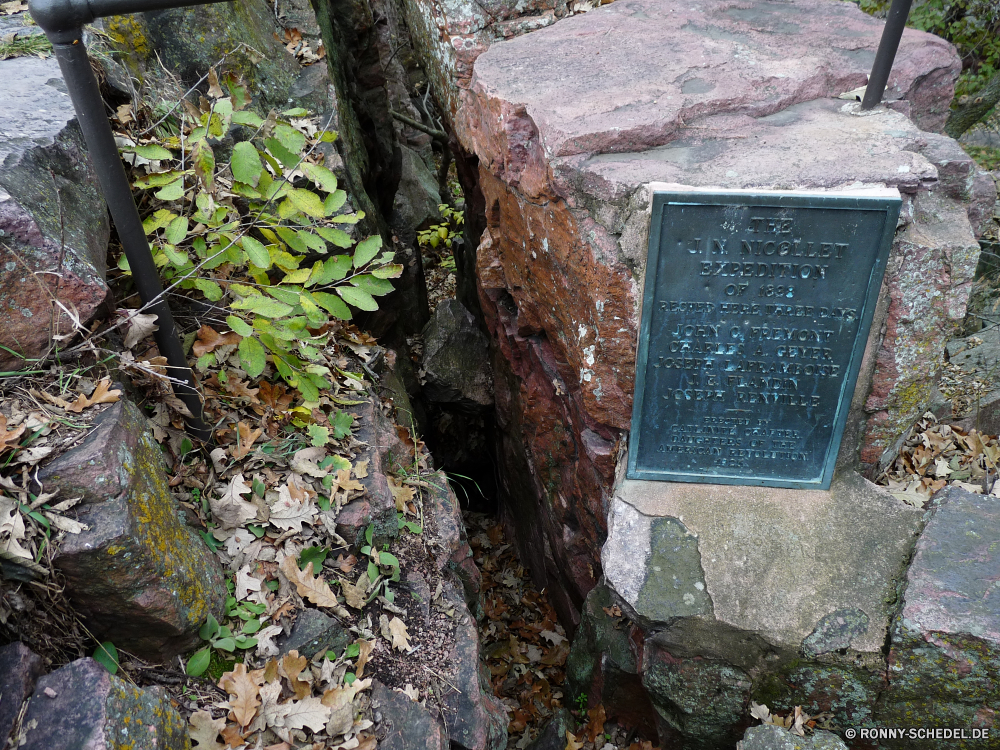 Pipestone National Monument Messing Gedenkstätte Struktur Stein Mauer alt Textur Oberfläche Grunge Rau Material Muster Fels texturierte schmutzig im Alter von Architektur Grabstein Gebäude Backstein Antike Detail Schließen beschädigt Landschaft Jahrgang natürliche Bau Gras closeup Tapete Gestaltung Beton Verwittert Antik im freien Hintergrund Wald Grunge Farbe Wasser Baum Frame Straße Retro Metall Zement leere Stadt Straße friedliche im freien malen fallen Fluss Mauerwerk Granit Szene Reisen rostige Holz grau Kunst Herbst brass memorial structure stone wall old texture surface grunge rough material pattern rock textured dirty aged architecture gravestone building brick ancient detail close damaged landscape vintage natural construction grass closeup wallpaper design concrete weathered antique outdoor backdrop forest grungy color water tree frame road retro metal cement empty city street peaceful outdoors paint fall river masonry granite scene travel rusty wood gray art autumn