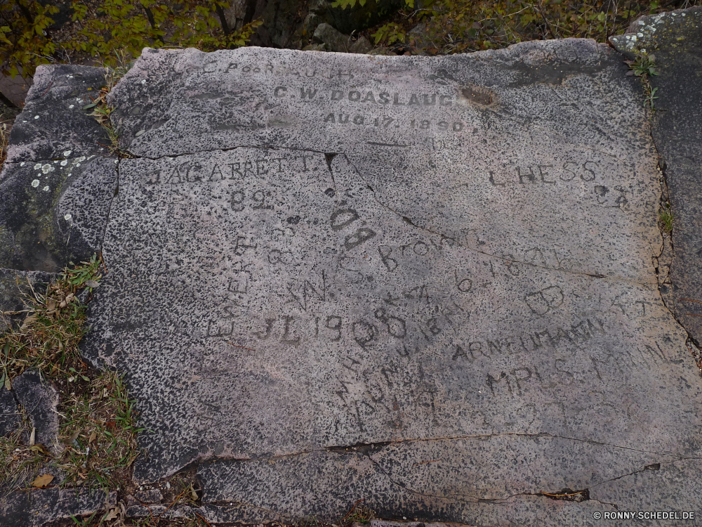 Pipestone National Monument Grabstein Gedenkstätte Stein Struktur Friedhof Textur alt Rau Mauer Muster Grunge texturierte Material Antik Oberfläche Antike im Alter von schmutzig Jahrgang Retro Beton Architektur Fels beschädigt Verwittert Gestaltung Braun Tapete Gebäude Detail Papier Schließen Hintergrund leere Verfall grau Frame Hintergründe Fleck Pergament Grunge Bau Sand rostige chaotisch Granit Stuck Flecken faltig Alterung veraltet Leinwand leere aussenansicht niemand Raum horizontale dunkel Farbe Wasser Kunst Zement befleckt Urban vor Ort Dokuments historischen Putz geknackt getupft getragen Boden Texturen Strand Haus Korn Buch Grenze Backstein Geschichte natürliche gelb Tag Meer zottig verblasst verbrannte Sommer gebaut Schmutz altmodische Seite closeup Abdeckung Licht Reisen gravestone memorial stone structure cemetery texture old rough wall pattern grunge textured material antique surface ancient aged dirty vintage retro concrete architecture rock damaged weathered design brown wallpaper building detail paper close backdrop empty decay gray frame backgrounds stain parchment grungy construction sand rusty messy granite stucco stains crumpled aging obsolete canvas blank exterior nobody space horizontal dark color water art cement stained urban spot document historic plaster cracked spotted worn ground textures beach house grain book border brick history natural yellow day sea ragged faded burnt summer built dirt old fashioned page closeup cover light travel