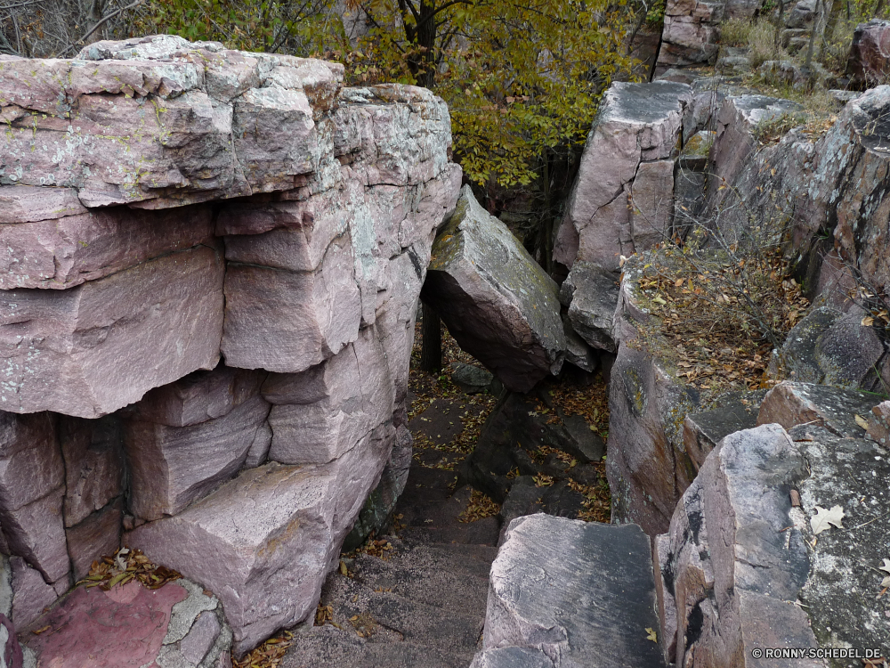 Pipestone National Monument Steinmauer Zaun Megalith Struktur Gedenkstätte Barrier Stein Obstruktion Fels Grab alt Antike Mauer Steine Felsen Landschaft Architektur Ruine Ruine im freien Fluss Wasser Baum Reisen Geschichte im freien Gebäude natürliche Tempel Berg Stadt Tourismus Park Wald Berge Bau landschaftlich Textur Himmel Wahrzeichen Wasserfall Bäume felsigen Stream Gras berühmte nationalen Backstein Wild Frühling Website Denkmal Rau Umgebung Szenerie Sommer Oberfläche Creek Entwicklung des ländlichen Zement Antik Beton Verwittert Wildnis historischen friedliche grau Küste Moos Turkei historische Muster traditionelle fließende aussenansicht Tourist fallen Religion Material Tag Meer Land texturierte stone wall fence megalith structure memorial barrier stone obstruction rock grave old ancient wall stones rocks landscape architecture ruins ruin outdoors river water tree travel history outdoor building natural temple mountain city tourism park forest mountains construction scenic texture sky landmark waterfall trees rocky stream grass famous national brick wild spring site monument rough environment scenery summer surface creek rural cement antique concrete weathered wilderness historic peaceful gray coast moss turkey historical pattern traditional flowing exterior tourist fall religion material day sea country textured