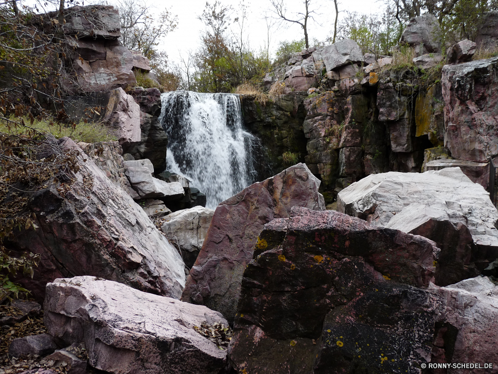 Pipestone National Monument Megalith Steinmauer Gedenkstätte Zaun Struktur Fels Stein Barrier Landschaft Fluss Wasser Berg Felsen Obstruktion Grab Stream Baum Berge im freien Wald natürliche Wasserfall Park Steine Reisen im freien Sommer landschaftlich Moos Schlucht Creek felsigen Meer Wild Klippe fallen Szenerie Küste Mauer Tourismus Antike Ruine alt Umgebung fließende Himmel Szene nationalen Tag fällt Kaskade Ruine Bäume Entwicklung des ländlichen Frühling Stadt Strömung Wahrzeichen nass Sonne Architektur Küste Strand Hügel Reinigen Ozean See Ruhe Drop ruhige Blätter Bewegung Wandern Bewuchs Website Ziel Tal Herbst Land Saison megalith stone wall memorial fence structure rock stone barrier landscape river water mountain rocks obstruction grave stream tree mountains outdoors forest natural waterfall park stones travel outdoor summer scenic moss canyon creek rocky sea wild cliff fall scenery coast wall tourism ancient ruins old environment flowing sky scene national day falls cascade ruin trees rural spring city flow landmark wet sun architecture coastline beach hill clean ocean lake calm drop tranquil leaves motion hiking vegetation site destination valley autumn country season