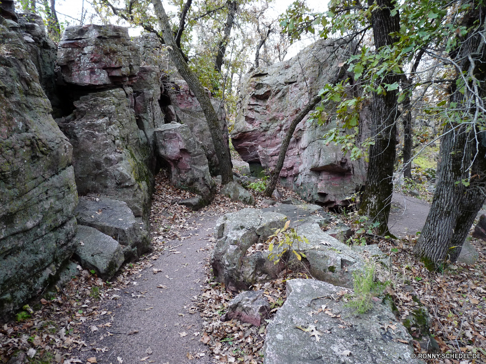 Pipestone National Monument Steinmauer Zaun Baum Barrier Wald Landschaft Megalith Fluss Stein Struktur Gedenkstätte Fels Berg Wasser Obstruktion im freien Park Umgebung natürliche im freien Stream Bäume landschaftlich Szenerie fallen Reisen Gras Pflanze Belaubung Blatt Frühling Hölzer Wasserfall woody plant Felsen Wild Saison Sommer Bewuchs Pfad Holz Wildnis Mauer Blätter Moos Creek friedliche nass Berge Landschaft gelassene Herbst Wandern Entwicklung des ländlichen Steine alt Straße Land vascular plant ruhige Wanderweg Frieden Flora Kofferraum felsigen Sonne üppige Grab platsch Strömung Tourismus Dschungel durch Szene southern beech fließende Garten Pflanzen Ökologie nationalen Tal Abenteuer Fuß frische Luft Ruhe Tag Himmel stone wall fence tree barrier forest landscape megalith river stone structure memorial rock mountain water obstruction outdoor park environment natural outdoors stream trees scenic scenery fall travel grass plant foliage leaf spring woods waterfall woody plant rocks wild season summer vegetation path wood wilderness wall leaves moss creek peaceful wet mountains countryside serene autumn hiking rural stones old road country vascular plant tranquil trail peace flora trunk rocky sun lush grave splash flow tourism jungle through scene southern beech flowing garden plants ecology national valley adventure walking freshness calm day sky