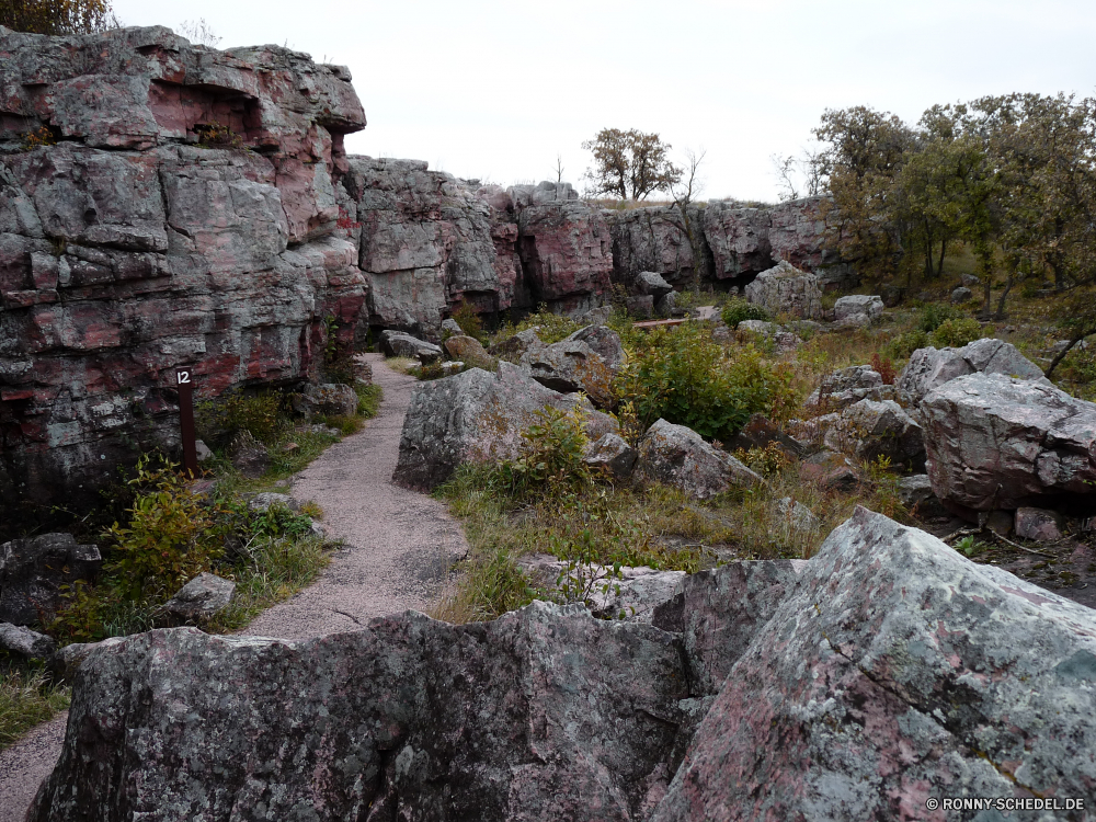 Pipestone National Monument Mauer Steinmauer Berg Zaun Landschaft Fels Stein Reisen Barrier Schloss Himmel Berge Tourismus Antike Klippe Felsen alt Hügel Obstruktion Befestigung Struktur Geschichte landschaftlich Baum Wasser Tal Sommer im freien Ruine felsigen Wahrzeichen Panorama Fluss Architektur Urlaub im freien Szenerie Bäume Park sonnig Wandern Defensive Struktur Steigung Tourist Süden Wald Gebäude Gras Wolken Tag Stadt Spitze hoch Meer Wildnis Urlaub Dorf natürliche Festung Steine Ziel historischen geologische formation Ruine in der Nähe Schlucht Kirche Religion Sonne Frühling Archäologie Geologie Wolke Erbe Kultur Bewuchs Wüste Ozean berühmte trocken Umgebung nationalen Küste Entwicklung des ländlichen wall stone wall mountain fence landscape rock stone travel barrier castle sky mountains tourism ancient cliff rocks old hill obstruction fortification structure history scenic tree water valley summer outdoors ruins rocky landmark panorama river architecture vacation outdoor scenery trees park sunny hiking defensive structure slope tourist south forest building grass clouds day city peak high sea wilderness holiday village natural fortress stones destination historic geological formation ruin near canyon church religion sun spring archeology geology cloud heritage culture vegetation desert ocean famous dry environment national coast rural