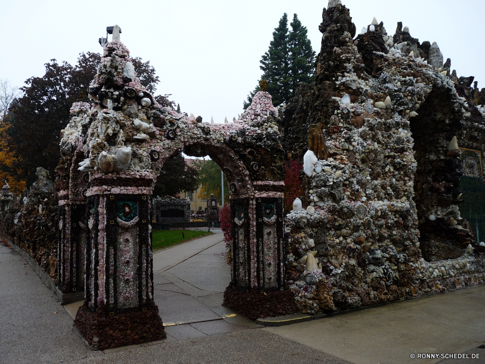 Grotto of Redemption Sänfte Wurf Vermittlung alt Architektur Gebäude Stein Reisen Religion Baum Vogelhäuschen Antike Struktur Obdach Antik Tempel Bäume Geschichte Haus Dach Gras Landschaft Schutzüberzug religiöse Mauer im freien Urlaub Stadt Holz traditionelle Tourismus Kunst Dekoration Grabstein Park Skulptur Saison Kultur Thron Himmel Szenerie Startseite Entwicklung des ländlichen Friedhof aus Holz Stuhl Wald Szene Golden China Kirche historischen im Feld Wahrzeichen bunte palanquin litter conveyance old architecture building stone travel religion tree birdhouse ancient structure shelter antique temple trees history house roof grass landscape protective covering religious wall outdoor holiday city wood traditional tourism art decoration gravestone park sculpture season culture throne sky scenery home rural cemetery wooden chair forest scene golden china church historic box landmark colorful