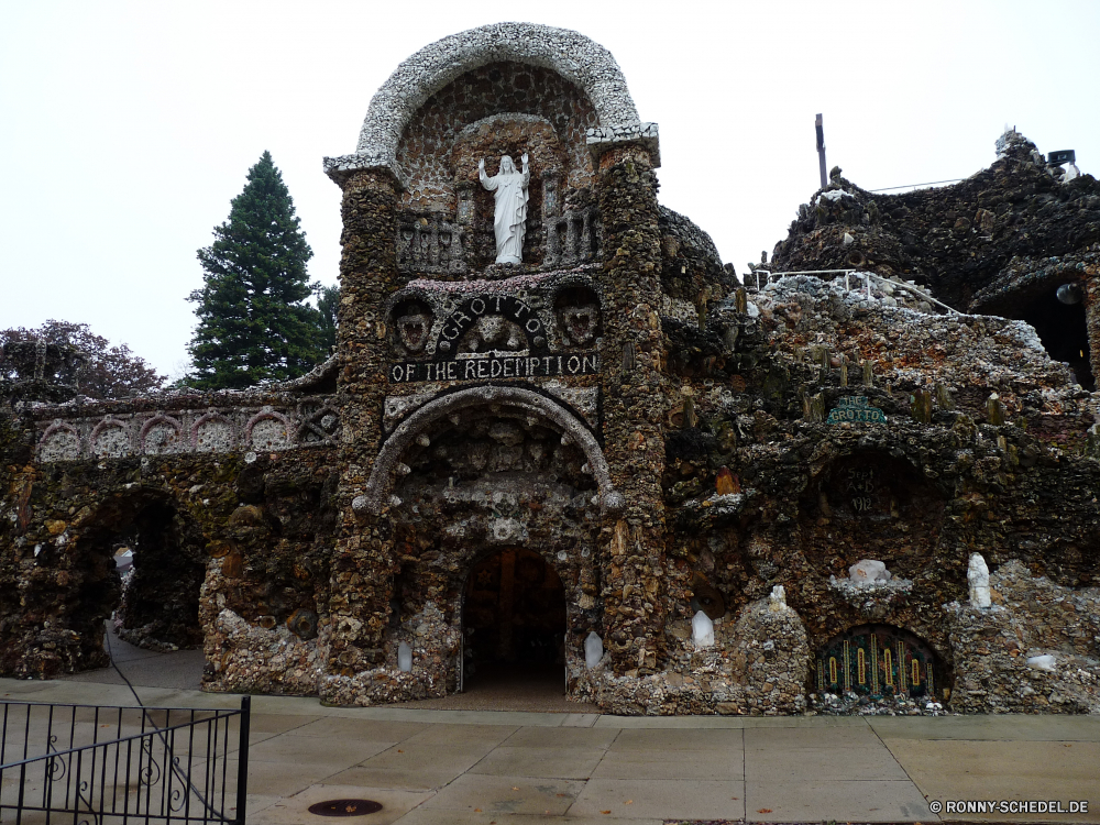 Grotto of Redemption Kloster Kirche Architektur Religion Gebäude religiöse Residenz Residenz Kathedrale Fassade religiöse Antike alt Turm Tourismus Wahrzeichen Tempel Denkmal Reisen Haus historischen Stein Geschichte Gottesdienst Glocke Himmel glauben Katholische Festung Stadt Kreuz Palast mittelalterliche historische Stadt St Kuppel Orthodoxe Schloss Wohnung berühmte Tourist aussenansicht Bogen Kapelle Mauer Kunst Ziel Kultur Platz St. Fenster heilig Gott Universität Basilika Antik Ruine Ruine Gebet England Backstein Spalte Platz Dach Glocke-Côte Befestigung Schutzüberzug monastery church architecture religion building religious residence residence cathedral facade religious ancient old tower tourism landmark temple monument travel house historic stone history worship bell sky faith catholic fortress city cross palace medieval historical town st dome orthodox castle dwelling famous tourist exterior arch chapel wall art destination culture square saint window sacred god university basilica antique ruins ruin prayer england brick column place roof bell cote fortification protective covering