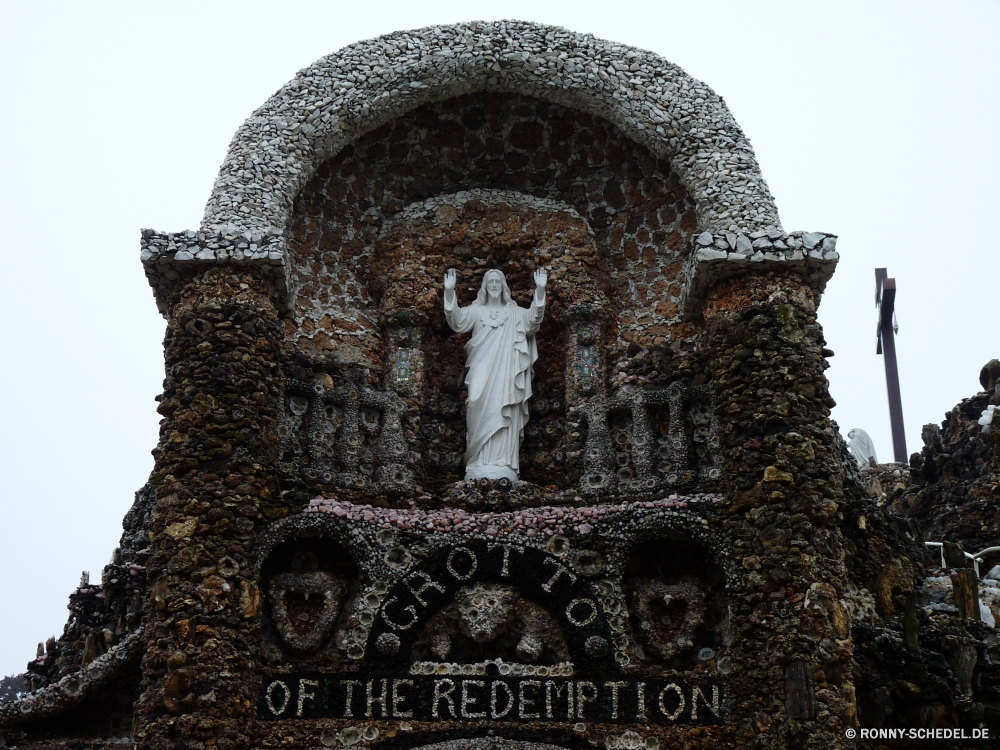 Grotto of Redemption Architektur Geschichte alt Festung Gebäude Antike Wahrzeichen Stein Religion Tempel Kirche Denkmal Tourismus Kultur Reisen Fassade Grab Himmel Struktur historischen historische Turm berühmte Gedenkstätte Stadt Friedhof Skulptur Grabstein Kathedrale religiöse Glocke Kunst Palast aussenansicht Marmor Statue Tourist Kuppel Schrein Ruine Bogen Erbe Antik Osten Detail Fenster Ruine glauben Golden St Mauer Attraktion Backstein Schloss Platz Tradition Roman Gottesdienst mittelalterliche Gebäude Platz Gold Spalte Bögen Vergangenheit Dekoration Uhr Website Stadt traditionelle Kloster akustische Geräte Archäologie Gebet heilig architektonische spirituelle Klassische Orientalische Dach im freien Stil Urlaub Glocke-Côte Frieden Farbe Nacht Tag architecture history old fortress building ancient landmark stone religion temple church monument tourism culture travel facade grave sky structure historic historical tower famous memorial city cemetery sculpture gravestone cathedral religious bell art palace exterior marble statue tourist dome shrine ruin arch heritage antique east detail window ruins faith golden st wall attraction brick castle place tradition roman worship medieval buildings square gold column arches past decoration clock site town traditional monastery acoustic device archeology prayer holy architectural spiritual classical oriental roof outdoors style vacation bell cote peace color night day