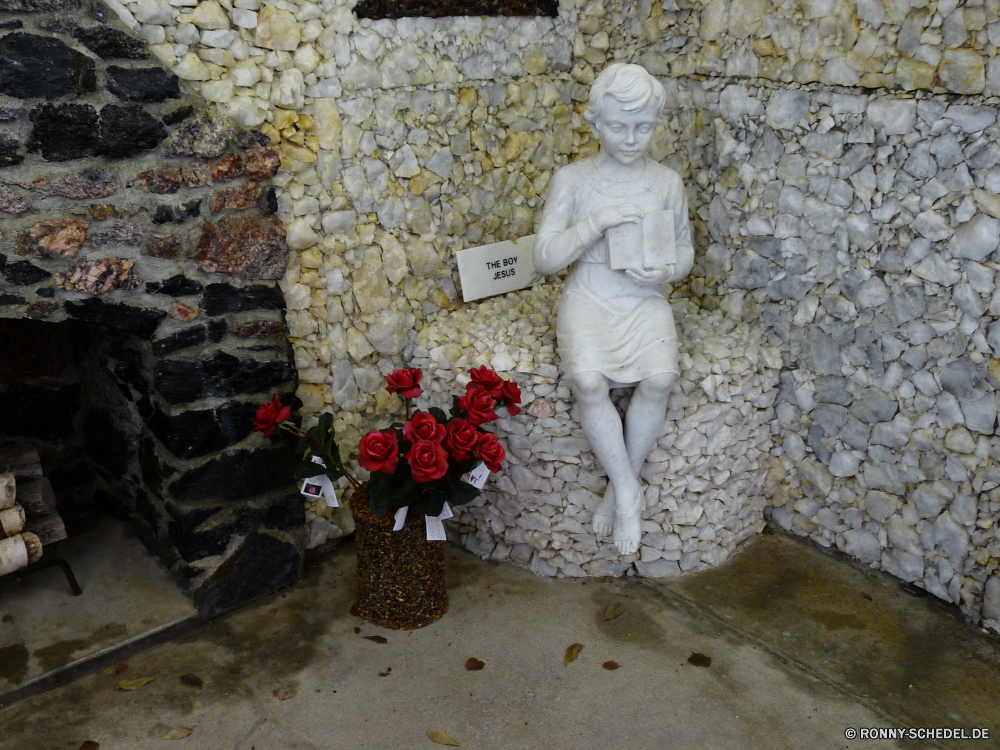 Grotto of Redemption Mauer alt Bräutigam Gebäude Architektur Wasser Grunge im freien Stein Menschen im freien Detail Reisen Antike Liebe Kleid Geschichte Blumen schmutzig Park Kind Porträt Sommer Oberfläche Braut Unterstützung paar Glück Urlaub Person Kunst Kultur Grunge Struktur Jahrgang Urlaub romantische posieren Herbst Farbe ziemlich Blume verheiratet zwei Fenster glücklich Stadt eine Tourismus aussenansicht Hochzeit Feier Romantik Dekoration Erwachsener Himmel Fensterbrett wall old groom building architecture water grunge outdoors stone people outdoor detail travel ancient love dress history flowers dirty park child portrait summer surface bride support couple happiness holiday person art culture grungy structure vintage vacation romantic posing autumn color pretty flower married two window happy city one tourism exterior wedding celebration romance decoration adult sky sill