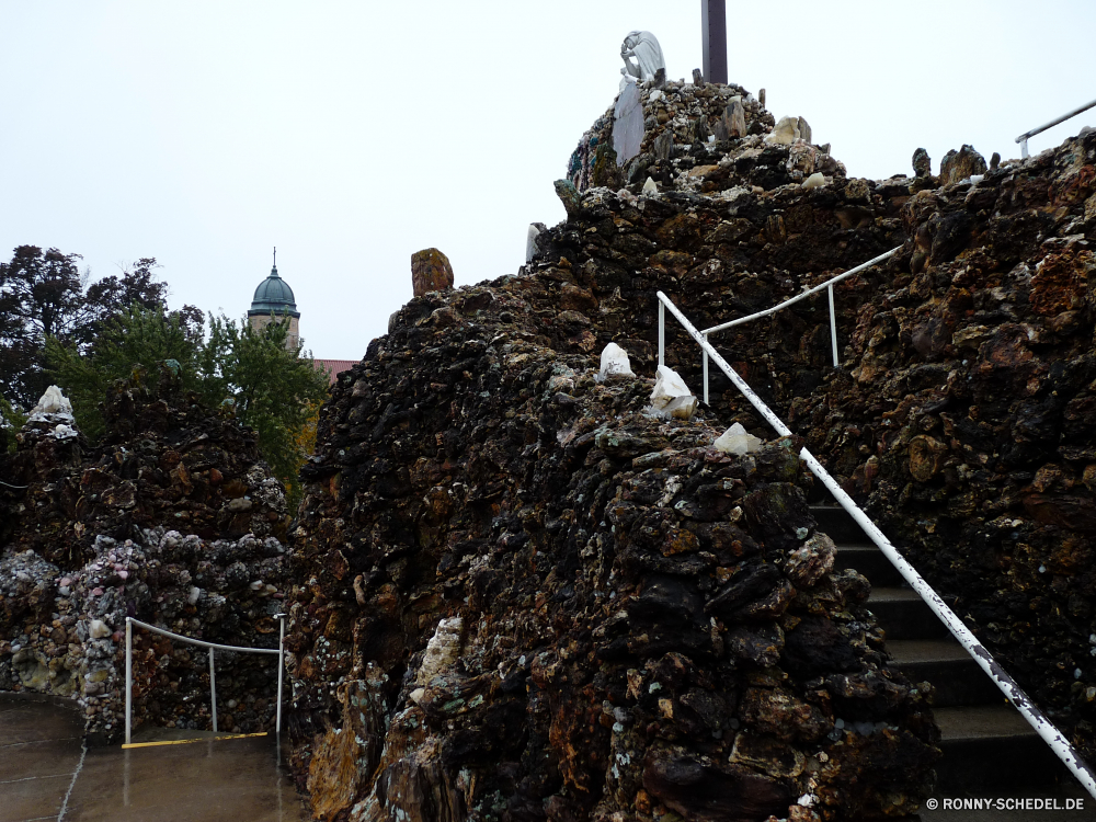 Grotto of Redemption Stroh Dach Schutzüberzug Bespannung Architektur Himmel Gebäude Reisen Berg Stein alt Baum Landschaft Tourismus Antike Geschichte Wahrzeichen Religion Haus Fels Denkmal im freien Wrack Stadt Tempel Wolken Mauer Wald Kultur Holz Urlaub Pflanze Hügel Kirche Neu im freien Wolke Felsen Bau Teil historischen Ruine Ruine Erbe Tag außerhalb Sommer Startseite Entwicklung des ländlichen kalt Schloss mittelalterliche Winter Website religiöse Track natürliche Gerät Szenerie Turm landschaftlich Saison thatch roof protective covering covering architecture sky building travel mountain stone old tree landscape tourism ancient history landmark religion house rock monument outdoor wreckage city temple clouds wall forest culture wood vacation plant hill church new outdoors cloud rocks construction part historic ruins ruin heritage day outside summer home rural cold castle medieval winter site religious track natural device scenery tower scenic season