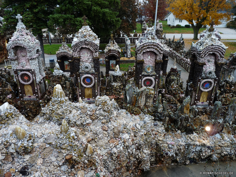 Grotto of Redemption Grabstein Gedenkstätte Struktur Stein Architektur Friedhof Religion Reisen Tempel Gebäude Stadt Tourismus alt Kirche Kultur Skulptur Thron Palast Himmel Statue Schnee religiöse Schloss Stuhl des Staates Gott Tourist Gold Antike Altar traditionelle Nacht historische Park Stadt Licht Winter Wasser Geschichte Gebet glauben Kunst Stuhl Antik Kreuz Golden berühmte Kloster historischen Haus Urlaub Turm Kathedrale Weltanschauung Brunnen Denkmal Straße im freien Frieden Baum Befestigung Urban St. Tag Wahrzeichen Mauer Fluss Sitz Gras Toten Tod heilig Spiritualität spirituelle Gebäude Osten Landschaft Wetter aussenansicht Grab Sommer gravestone memorial structure stone architecture cemetery religion travel temple building city tourism old church culture sculpture throne palace sky statue snow religious castle chair of state god tourist gold ancient altar traditional night historical park town light winter water history prayer faith art chair antique cross golden famous monastery historic house holiday tower cathedral belief fountain monument street outdoor peace tree fortification urban saint day landmark wall river seat grass dead death holy spirituality spiritual buildings east landscape weather exterior grave summer