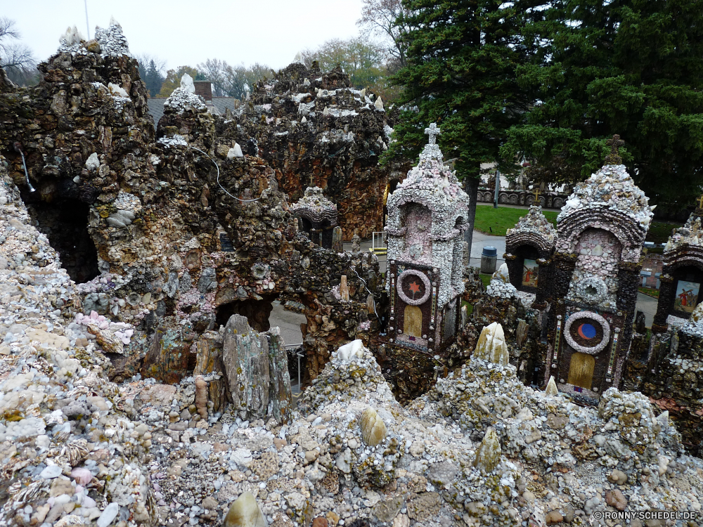 Grotto of Redemption Schloss Architektur Stein Schnee alt Befestigung Stadt Gebäude Himmel Landschaft Baum Reisen Friedhof Struktur Grabstein Kirche Antike Berg Tourismus Turm Stadt Haus Defensive Struktur Fels Gedenkstätte Winter Geschichte Tag Religion Bäume Tempel Wald Wetter Kultur historischen Obdach im freien mittelalterliche landschaftlich im freien Gebäude Hügel Gras Tourist Glocke-Côte Mauer Wahrzeichen Park Erbe Urban Dorf Szene sonnig Saison Berge Straße Kloster Szenerie Farbe Ruine Ruine Häuser Licht Antik kalt historische religiöse Denkmal berühmte Sommer Palast Festung Schutzüberzug Klippe natürliche Insel Sonnenlicht Entwicklung des ländlichen castle architecture stone snow old fortification city building sky landscape tree travel cemetery structure gravestone church ancient mountain tourism tower town house defensive structure rock memorial winter history day religion trees temple forest weather culture historic shelter outdoor medieval scenic outdoors buildings hill grass tourist bell cote wall landmark park heritage urban village scene sunny season mountains street monastery scenery color ruins ruin houses light antique cold historical religious monument famous summer palace fortress protective covering cliff natural island sunlight rural