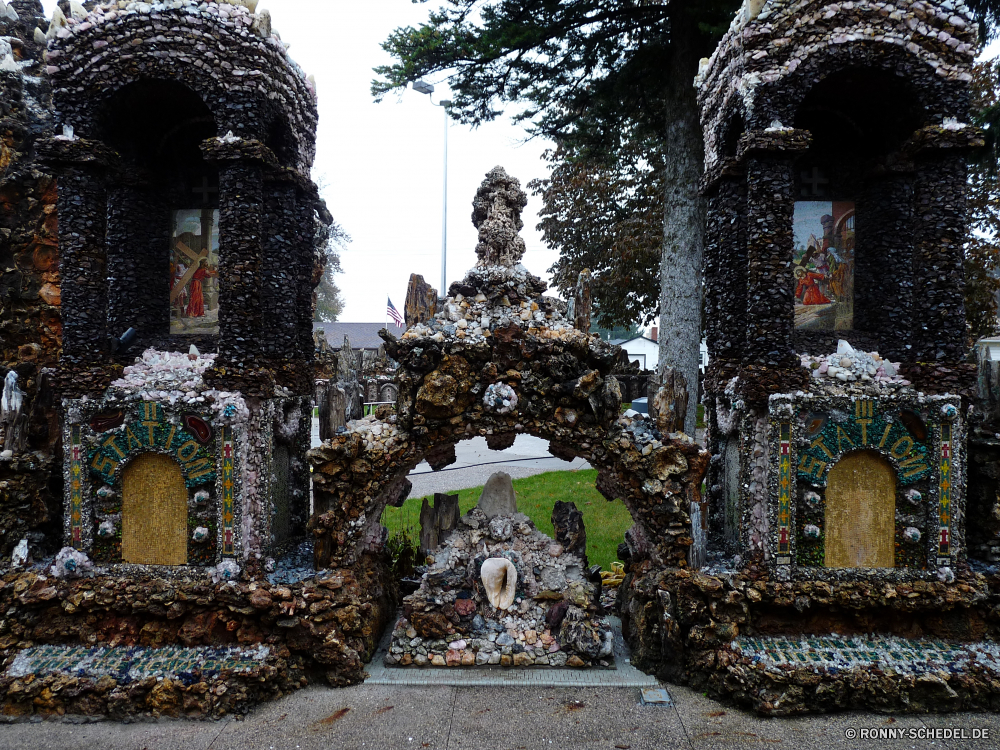 Grotto of Redemption Friedhof Tempel Architektur Struktur Stein Gebäude Reisen Park Antike Grabstein Tourismus Religion Palast alt Baum Garten Landschaft Brunnen Skulptur religiöse Gedenkstätte Schrein Statue Wasser Denkmal im freien historische Ort der Anbetung Himmel Wald Antik Kirche Gras Geschichte Bäume Kultur im freien Stadt Haus Gott Orientalische Urlaub glauben berühmte Pflanze historischen Kunst Ruine Fels Grab Golden Schloss Sommer Tourist Licht heilig traditionelle See friedliche Frieden Gold fallen Wahrzeichen Turm Fluss Herbst Friedhof Südosten Orange Brücke Rasen Kreuz natürliche im Alter von Urlaub Dach Leben Kuppel Saison cemetery temple architecture structure stone building travel park ancient gravestone tourism religion palace old tree garden landscape fountain sculpture religious memorial shrine statue water monument outdoor historical place of worship sky forest antique church grass history trees culture outdoors city house god oriental vacation faith famous plant historic art ruin rock grave golden castle summer tourist light holy traditional lake peaceful peace gold fall landmark tower river autumn graveyard southeast orange bridge lawn cross natural aged holiday roof life dome season