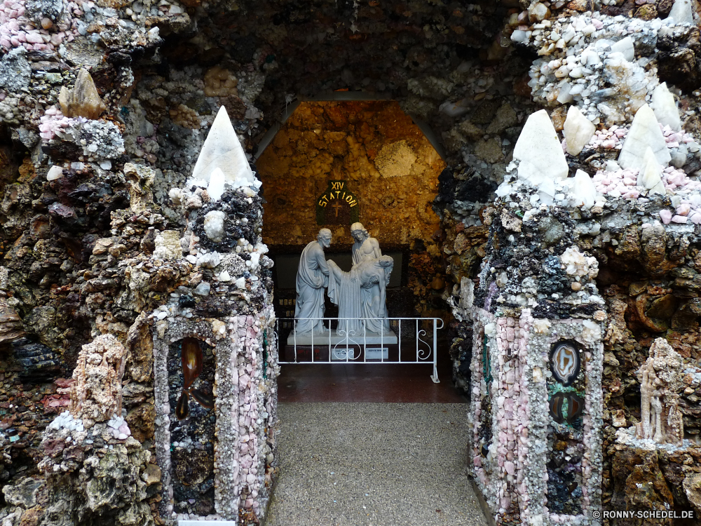 Grotto of Redemption Tempel Thron Altar Architektur Stuhl des Staates Struktur Religion Stuhl Antike alt Gebäude Reisen Kultur Statue Sitz Stein Geschichte religiöse Tourismus Denkmal Skulptur historischen Gottesdienst Wahrzeichen spirituelle Kunst traditionelle Osten historische berühmte Tourist Schrein beten Spiritualität Gold Gott Himmel Kirche Palast Stadt Baum Gebet Orientalische Möbel glauben Szene Kloster Haus Licht bunte Kathedrale Ruine Golden Fenster Park im freien Urlaub heilig Antik Farbe Ruine Erbe ruhige Turm Bäume Nacht Gesicht temple throne altar architecture chair of state structure religion chair ancient old building travel culture statue seat stone history religious tourism monument sculpture historic worship landmark spiritual art traditional east historical famous tourist shrine pray spirituality gold god sky church palace city tree prayer oriental furniture faith scene monastery house light colorful cathedral ruins golden window park outdoors holiday sacred antique color ruin heritage tranquil tower trees night face