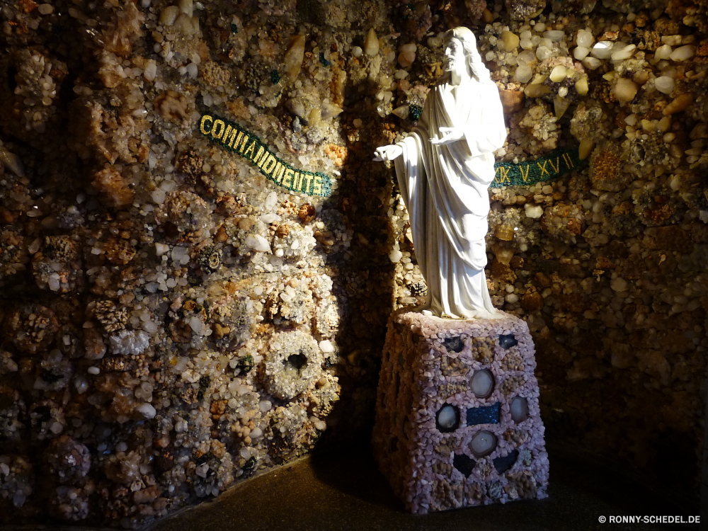 Grotto of Redemption Tasche Container Religion Gold Parfüm alt Tempel Statue Antike Stein Golden Kultur Dekoration Toilettenpapierhalter Architektur Reisen Baum Wald Skulptur Geldbörse bunte religiöse Geschichte Park traditionelle im freien exotische fallen Tourismus Kunst Königliche glücklich Holz Struktur Landschaft Gottesdienst Antik glauben Stil Braun Palast Gebäude östliche im Feld Orientalische historische dekorative Osten Menschen Vorhängeschloss posieren Gesicht Herbst Saison bag container religion gold perfume old temple statue ancient stone golden culture decoration toiletry architecture travel tree forest sculpture purse colorful religious history park traditional outdoor exotic fall tourism art royal happy wood structure landscape worship antique faith style brown palace building eastern box oriental historical decorative east people padlock posing face autumn season