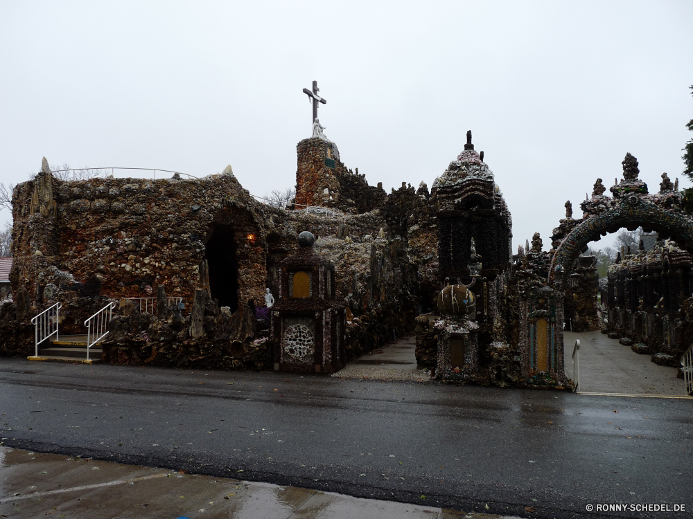 Grotto of Redemption Palast Architektur Schloss Gebäude Kirche Turm alt Religion Geschichte Reisen Tourismus Kloster Struktur Befestigung Wahrzeichen Kathedrale Tempel Stadt Himmel Antike Haus Stadt berühmte historischen historische mittelalterliche Tourist Fliese Defensive Struktur Fluss Denkmal Mauer Stein aussenansicht religiöse Wasser Residenz traditionelle religiöse Residenz Kultur Festung Dach Urlaub Brücke Baum Gottesdienst Brunnen Kreuz Platz Kunst Katholische Urban Stadtansicht Landschaft Erbe Glocke Skulptur Urlaub Backstein Ziel Fenster Statue See Kuppel Besichtigungen Bau glauben Fassade palace architecture castle building church tower old religion history travel tourism monastery structure fortification landmark cathedral temple city sky ancient house town famous historic historical medieval tourist tile defensive structure river monument wall stone exterior religious water residence traditional religious residence culture fortress roof vacation bridge tree worship fountain cross place art catholic urban cityscape landscape heritage bell sculpture holiday brick destination window statue lake dome sightseeing construction faith facade