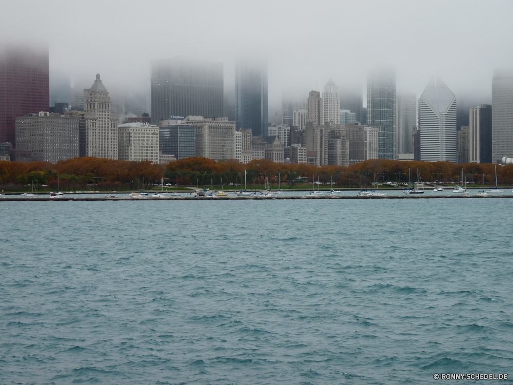 Chicago bei Sturm, Regen und Nebel am Wasser Stadt Skyline Architektur Urban Anlegestelle Wellenbrecher Gebäude Fluss Stadtansicht Wasser Himmel Gebäude Barrier Wolkenkratzer Reisen Turm Tourismus Struktur Innenstadt Wahrzeichen Schiff Unterstützung Obstruktion Brücke Wolkenkratzer Ozean Boot Gerät Meer Öltanker Hafen moderne Schiff Küste Stadt Frachtschiff berühmte Geschäft Büro Tourist Hauptstadt Zentrum Ufer Reflexion Szene Insel Bucht Geschichte Straße Landschaft Sonnenuntergang Landkreis Nacht groß Wolke alt Wolken Hafen Panorama Denkmal Tag aussenansicht Bau Küstenlinie Metropole Dämmerung England Handwerk Sommer Haus Kirche See im freien Neu Licht Büros Türme hoch Welle Museum Strand sonnig Hotel Küste 'Nabend Urlaub finanzielle waterfront city skyline architecture urban pier breakwater building river cityscape water sky buildings barrier skyscraper travel tower tourism structure downtown landmark ship support obstruction bridge skyscrapers ocean boat device sea oil tanker harbor modern vessel coast town cargo ship famous business office tourist capital center shore reflection scene island bay history street landscape sunset district night tall cloud old clouds port panorama monument day exterior construction shoreline metropolis dusk england craft summer house church lake outdoors new light offices towers high wave museum beach sunny hotel coastline evening vacation financial