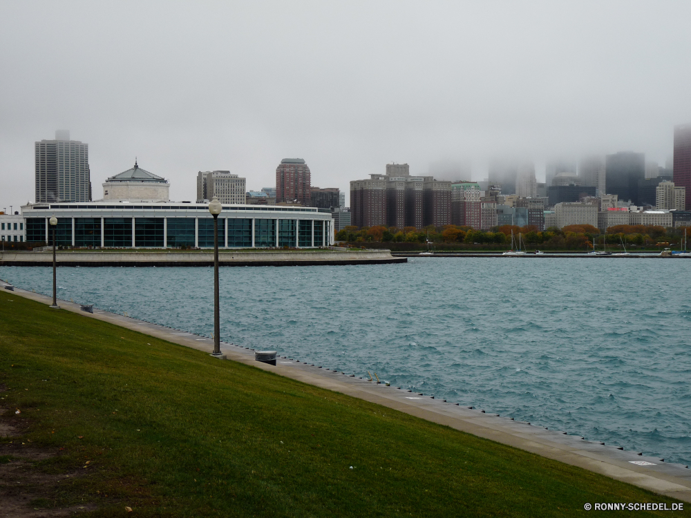 Chicago bei Sturm, Regen und Nebel am Wasser Stadt Ufer Wasser am See Fluss Schiff Himmel Reisen Meer Boot Ozean Urban Architektur Skyline Anlegestelle Gebäude Bucht Küste Brücke Landschaft Tourismus Stadtansicht Hafen Gebäude Wolken Wahrzeichen Haus Stadt Wellenbrecher Schiff Frachtschiff Strand Sommer Wolke Insel Küste Urlaub See Versand Marina Struktur Sonne Küstenlinie Hafen Wolkenkratzer Barrier Turm Kanal Körper des Wassers Baum Containerschiff am Meer Boote Pazifik landschaftlich Innenstadt Tag Tourist Sonnenuntergang Kai Dock Szene Panorama Vermittlung Reise Ziel Entspannung alt Öltanker Obstruktion ruhige Horizont Handwerk Transport Wolkenkratzer Kreuzfahrt Welle St Tropischer im freien im freien berühmte Licht Straße Urlaub Geschichte waterfront city shore water lakeside river ship sky travel sea boat ocean urban architecture skyline pier building bay coast bridge landscape tourism cityscape harbor buildings clouds landmark house town breakwater vessel cargo ship beach summer cloud island coastline vacation lake shipping marina structure sun shoreline port skyscraper barrier tower channel body of water tree container ship seaside boats pacific scenic downtown day tourist sunset wharf dock scene panorama conveyance trip destination relaxation old oil tanker obstruction tranquil horizon craft transportation skyscrapers cruise wave st tropical outdoor outdoors famous light road holiday history