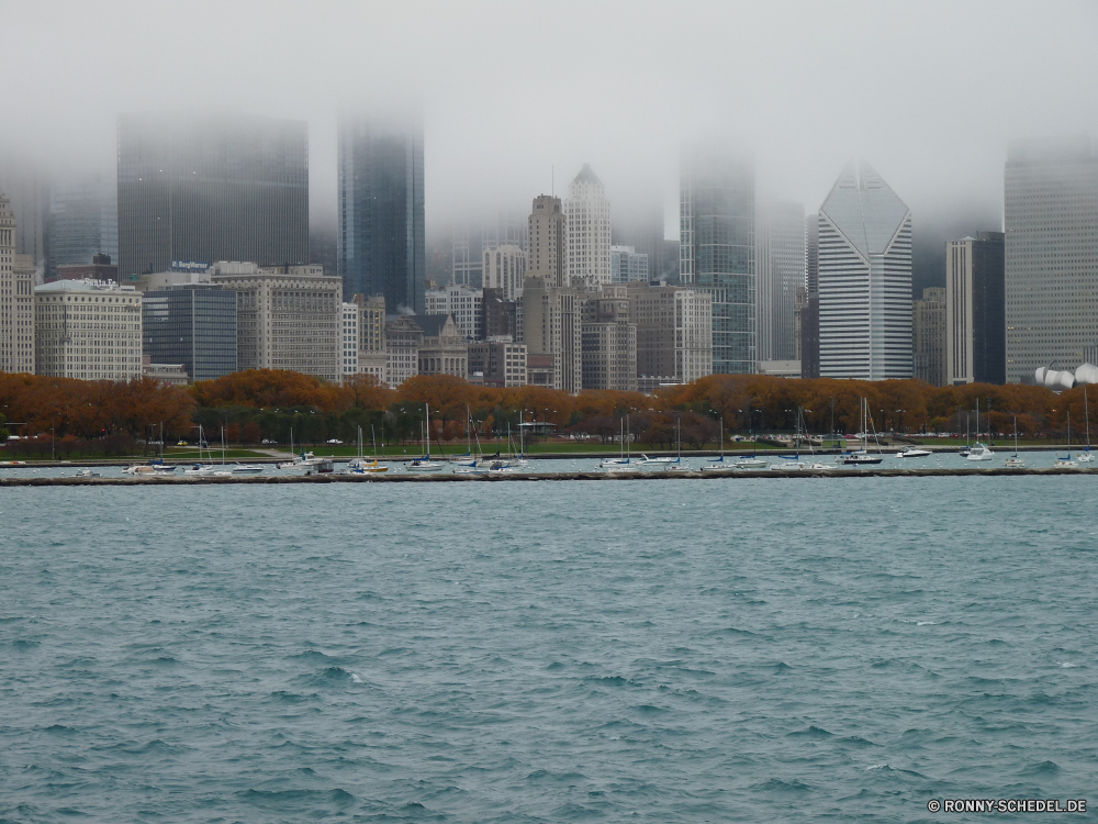 Chicago bei Sturm, Regen und Nebel Wellenbrecher Stadt Barrier Architektur Fluss Gebäude Anlegestelle Obstruktion Wasser Struktur Stadtansicht Himmel Skyline Urban Reisen Gebäude am Wasser Tourismus Turm Wahrzeichen Ufer Wolkenkratzer Innenstadt Meer Unterstützung Schiff Ozean Boot Brücke Küste Wolkenkratzer Landschaft Gerät Küstenlinie Hafen am See Bucht Schiff alt Stadt Tourist Urlaub berühmte aussenansicht moderne Insel Haus Sonnenuntergang Geschichte Reflexion Zentrum Öltanker Wolke sonnig Strand Licht Hafen im freien Büro Denkmal Tag historischen Geschäft Sommer England Szene See Wolken Frachtschiff Sonne Kai Landkreis Panorama Bau groß Küste Park klar Welle Boote Tour Hauptstadt historische Straße Urlaub Nacht landschaftlich breakwater city barrier architecture river building pier obstruction water structure cityscape sky skyline urban travel buildings waterfront tourism tower landmark shore skyscraper downtown sea support ship ocean boat bridge coast skyscrapers landscape device shoreline harbor lakeside bay vessel old town tourist vacation famous exterior modern island house sunset history reflection center oil tanker cloud sunny beach light port outdoors office monument day historic business summer england scene lake clouds cargo ship sun quay district panorama construction tall coastline park clear wave boats tour capital historical street holiday night scenic