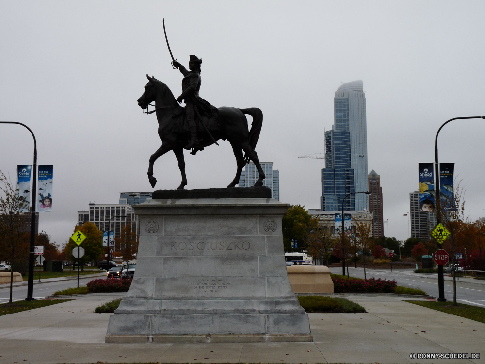 Chicago bei Sturm, Regen und Nebel Statue Denkmal Podest Architektur Skulptur Wahrzeichen Unterstützung Stadt Geschichte Struktur Tragkonstruktion Gebäude Reisen Tourismus historischen Himmel Kultur berühmte Bronze historische Gedenkstätte alt König Kunst Platz Königliche Palast Platz Antike Kirche Brunnen Park Pferd Tourist Urban Stadtansicht Stein aussenansicht im freien Turm Gebäude Ziel Stadt Religion Queen Erbe St. traditionelle Neu Marmor England Vereinigte Abbildung statue monument pedestal architecture sculpture landmark support city history structure supporting structure building travel tourism historic sky culture famous bronze historical memorial old king art square royal palace place ancient church fountain park horse tourist urban cityscape stone exterior outdoor tower buildings destination town religion queen heritage saint traditional new marble england united figure