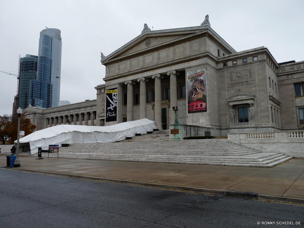 Chicago bei Sturm, Regen und Nebel Architektur Gebäude Universität Palast Geschichte Tourismus Reisen Wahrzeichen Himmel alt Stadt historischen Denkmal historische Haus Spalte Fassade Struktur Statue Antike berühmte Stein aussenansicht Urban Residenz Platz Kirche Straße Kathedrale Stadt Schloss Königliche Hauptstadt Bogen Hochschule Regierung Kuppel Turm Gebäude Flag Tourist Schule Tempel Religion Skulptur Kultur sonnig Platz Tag nationalen im freien Marmor Startseite Büro Museum Park Tor Gras Bau Fenster religiöse Mauer Plaza Parlament König Tour Attraktion Klassische England Urlaub Dach Straße Urlaub Sommer architecture building university palace history tourism travel landmark sky old city historic monument historical house column facade structure statue ancient famous stone exterior urban residence square church street cathedral town castle royal capital arch college government dome tower buildings flag tourist school temple religion sculpture culture sunny place day national outdoors marble home office museum park gate grass construction window religious wall plaza parliament king tour attraction classical england vacation roof road holiday summer