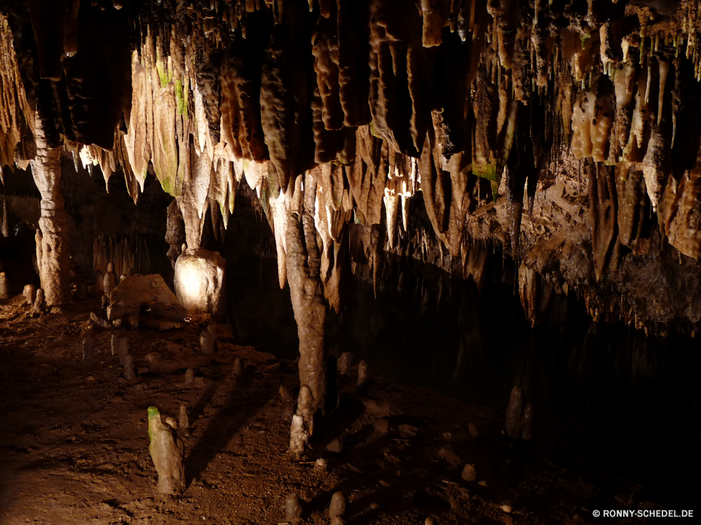 Meramec Caverns Höhle geologische formation Park Landschaft Baum Fels nationalen Tourismus Reisen Geologie Wald Schlucht natürliche Stein Berg Aushöhlung landschaftlich Antike Holz Wasser dunkel Innenseite Licht Bäume Tropfsteinhöhle Erde Orange Hölzer Höhle geologische Kalkstein Sandstein Kofferraum Umgebung u-Bahn Dunkelheit Bildung nass im freien Formationen Tourist Wahrzeichen geheimnisvolle Muster Blätter im freien Ökologie alt fallen Szenerie Kiefer tief Attraktion Steine Sand Felsen Pflanze Wüste Stalagmit Wandern Mysterium Herbst Extreme Erhaltung Wildnis Mauer Himmel bunte Branch Farbe Calcit Fluss ungewöhnliche Textur einzigartige Belaubung Urlaub ganz Sonnenlicht Hoodoos Mineralien Ökosystem Braun Rinde Wanderung Aussicht Wanderweg Tour Klippe entfernten Frühling Boden Sonnenaufgang Sommer Sonne unter Mining versteckt Ressourcen hell Szene ökologische Blatt Gelände unter Zustand Tropfen Denkmal Berge Wirkung gelb Entwicklung des ländlichen Wachstum cave geological formation park landscape tree rock national tourism travel geology forest canyon natural stone mountain erosion scenic ancient wood water dark inside light trees stalactite earth orange woods cavern geologic limestone sandstone trunk environment underground darkness formation wet outdoor formations tourist landmark mysterious pattern leaves outdoors ecology old fall scenery pine deep attraction stones sand rocks plant desert stalagmite hiking mystery autumn extreme conservation wilderness wall sky colorful branch color calcite river unusual texture unique foliage vacation quite sunlight hoodoos minerals ecosystem brown bark hike vista trail tour cliff remote spring ground sunrise summer sun beneath mining hidden resources bright scene ecological leaf terrain under state drops monument mountains effect yellow rural growth