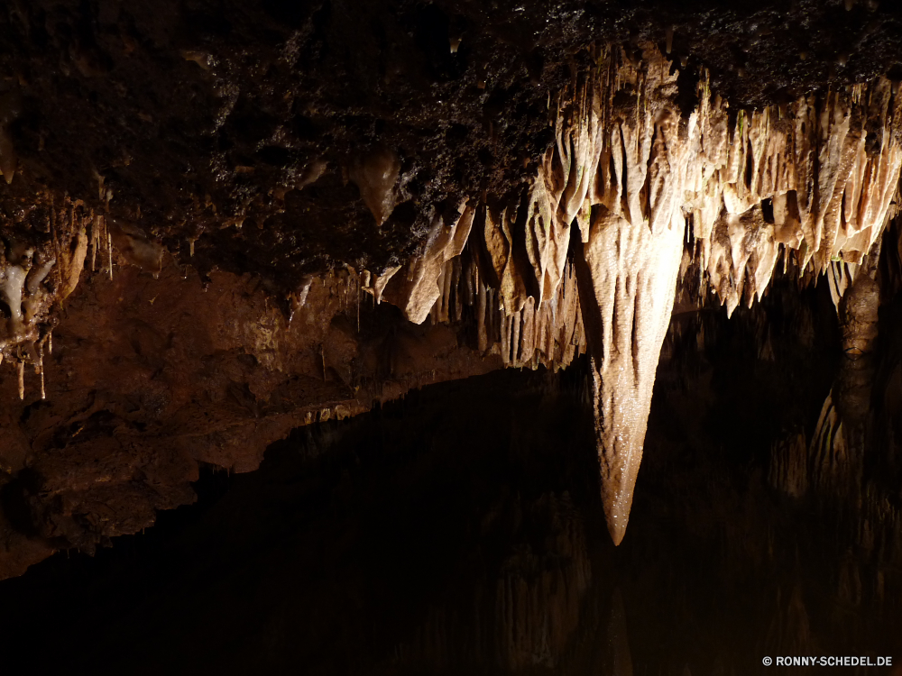 Meramec Caverns Höhle geologische formation Park Baum Landschaft Wald Fels natürliche Stein Tourismus Reisen Berg Bäume landschaftlich Geologie nationalen Wasser Antike im freien im freien dunkel Holz Erde Hölzer Umgebung nass Licht alt Tropfsteinhöhle Innenseite Kalkstein Dunkelheit Szenerie Pflanze Höhle Branch Fluss Orange Urlaub geologische u-Bahn Frühling Bildung Himmel Wildnis Ökologie fallen geheimnisvolle Kofferraum Mysterium Mauer Belaubung Stalagmit Schlucht Aushöhlung Herbst Blätter Muster Szene Steine Erhaltung Felsen Tourist schwarz Mineralien Formationen Waldland felsigen Wild Tour Klippe tief Attraktion Blatt Farbe Wirkung Braun Sonne Calcit bunte Ökosystem geologische Ressourcen Moos Creek Kunst Wanderung Wasserfall Wandern Textur Boden Denkmal See Landschaft gelb Sonnenlicht Sommer Tag Saison cave geological formation park tree landscape forest rock natural stone tourism travel mountain trees scenic geology national water ancient outdoors outdoor dark wood earth woods environment wet light old stalactite inside limestone darkness scenery plant cavern branch river orange vacation geologic underground spring formation sky wilderness ecology fall mysterious trunk mystery wall foliage stalagmite canyon erosion autumn leaves pattern scene stones conservation rocks tourist black minerals formations woodland rocky wild tour cliff deep attraction leaf color effect brown sun calcite colorful ecosystem geological resources moss creek art hike waterfall hiking texture ground monument lake countryside yellow sunlight summer day season