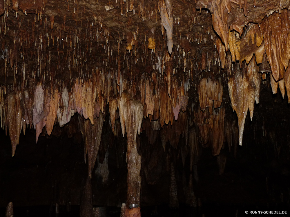 Meramec Caverns Höhle geologische formation natürliche Baum Fels Textur Muster Holz Mauer alt Park Landschaft Reisen nationalen Tourismus Rinde Geologie Stein Oberfläche Braun Material dunkel texturierte Wald Aushöhlung Detail Felsen Licht Tropfsteinhöhle Kalkstein Rau Pflanze Steine u-Bahn Schlucht Antike Innenseite Höhle Kofferraum Berg Verwittert Farbe Formationen Dunkelheit Sandstein Attraktion Grunge Wasser Tourist Orange geologische Bildung Berge Ökologie Hintergrund Umgebung Himmel Stalagmit geologische aus Holz Mineral Kiefer Grunge Erde im freien schmutzig closeup nass Sonne Calcit landschaftlich Gestaltung vertikale Sand Struktur schwarz Holz ungewöhnliche geheimnisvolle Tapete tief beschädigt Schließen Urlaub malen cave geological formation natural tree rock texture pattern wood wall old park landscape travel national tourism bark geology stone surface brown material dark textured forest erosion detail rocks light stalactite limestone rough plant stones underground canyon ancient inside cavern trunk mountain weathered color formations darkness sandstone attraction grunge water tourist orange geologic formation mountains ecology backdrop environment sky stalagmite geological wooden mineral pine grungy earth outdoors dirty closeup wet sun calcite scenic design vertical sand structure black timber unusual mysterious wallpaper deep damaged close vacation paint