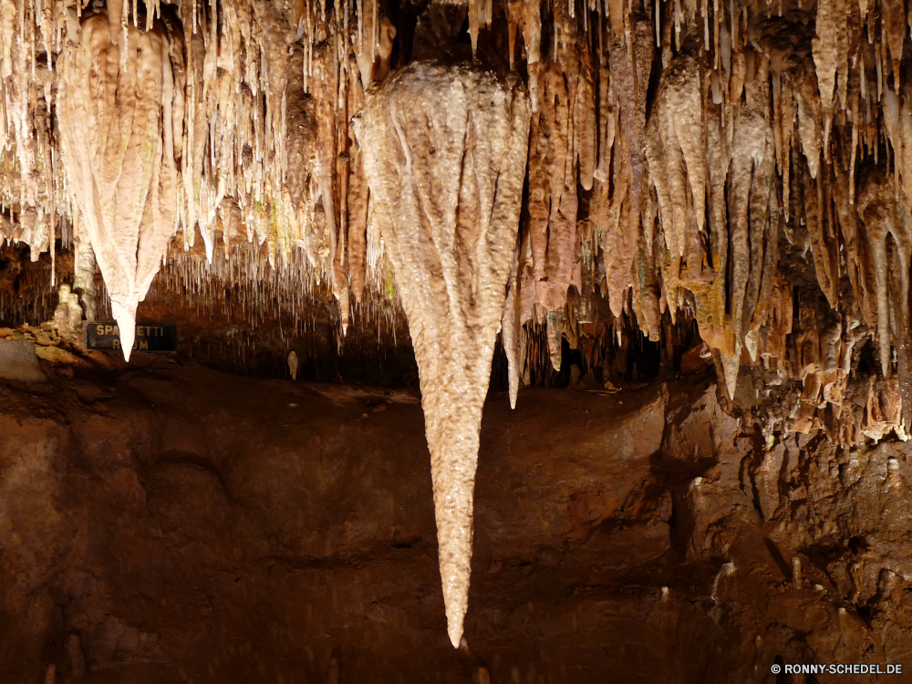 Meramec Caverns Höhle geologische formation Baum Park Fels Landschaft natürliche Geologie nationalen Reisen Stein Tourismus Wald Schlucht Holz Aushöhlung landschaftlich dunkel Orange im freien Berg Felsen Bäume Sandstein Wasser Steine Muster Erde Mauer Hölzer im freien Farbe geologische Kalkstein Bildung Licht alt Textur Umgebung Antike Innenseite Tropfsteinhöhle Dunkelheit Szenerie Extreme Kiefer Berge Höhle Formationen u-Bahn Wahrzeichen Rinde Sand Wildnis Szene Tourist fallen Klippe Wanderung Wandern Attraktion Blätter Erhaltung Braun Wüste Himmel Ökologie bunte Stalagmit Pflanze nass ungewöhnliche Kofferraum Herbst texturierte tief einzigartige friedliche Sommer Calcit Mineralien Ökosystem Detail geheimnisvolle felsigen Mysterium außerhalb Boden Rau Material Sonnenlicht gelb ganz aus Holz unter Mining versteckt Ressourcen vertikale Frühling Holz ökologische Blatt Gelände Aussicht Tour unter entfernten Zustand Tropfen Belaubung Urlaub Branch hell Fluss Oberfläche Wachstum cave geological formation tree park rock landscape natural geology national travel stone tourism forest canyon wood erosion scenic dark orange outdoor mountain rocks trees sandstone water stones pattern earth wall woods outdoors color geologic limestone formation light old texture environment ancient inside stalactite darkness scenery extreme pine mountains cavern formations underground landmark bark sand wilderness scene tourist fall cliff hike hiking attraction leaves conservation brown desert sky ecology colorful stalagmite plant wet unusual trunk autumn textured deep unique peaceful summer calcite minerals ecosystem detail mysterious rocky mystery outside ground rough material sunlight yellow quite wooden beneath mining hidden resources vertical spring timber ecological leaf terrain vista tour under remote state drops foliage vacation branch bright river surface growth