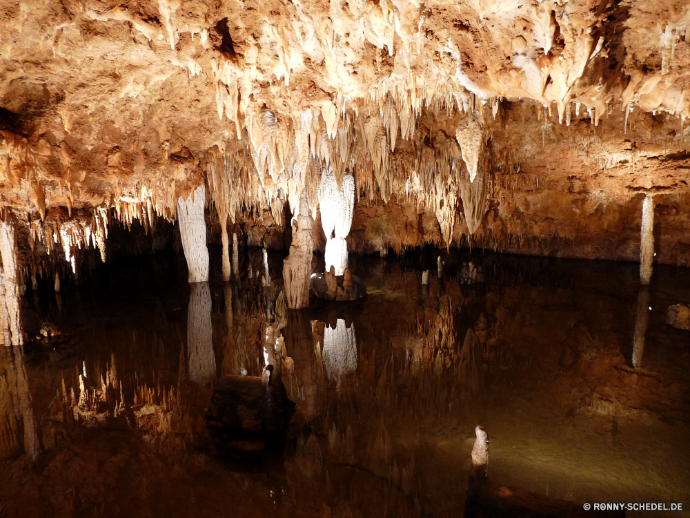 Meramec Caverns Höhle geologische formation Fels Tourismus Park nationalen natürliche Stein Geologie Wasser Reisen Landschaft Berg Kalkstein Antike Schlucht dunkel Tropfsteinhöhle Höhle u-Bahn Innenseite Mauer Erde Dunkelheit Sandstein Baum nass Erhaltung Fluss Stalagmit geologische tief Felsen Bildung Ökologie Mysterium Licht Steine landschaftlich Calcit geheimnisvolle Attraktion ganz Mining Formationen Muster Aushöhlung Tourist Wasserfall Tour Klippe unter Boden unter Mineralien versteckt im freien Stream Tropfen Ökosystem Ressourcen ungewöhnliche ökologische Himmel Orange im freien Extreme alt Wildnis Wahrzeichen Speläologie Urlaub Wandern Wald Szene Kaskade Mineral Sand felsigen Loch Abenteuer Wüste Holz Berge Umgebung gelb unterirdische Nationalpark Wanderung Farbe Sommer Bereich Ziel Denkmal fallen cave geological formation rock tourism park national natural stone geology water travel landscape mountain limestone ancient canyon dark stalactite cavern underground inside wall earth darkness sandstone tree wet conservation river stalagmite geologic deep rocks formation ecology mystery light stones scenic calcite mysterious attraction quite mining formations pattern erosion tourist waterfall tour cliff under ground beneath minerals hidden outdoors stream drops ecosystem resources unusual ecological sky orange outdoor extreme old wilderness landmark speleology vacation hiking forest scene cascade mineral sand rocky hole adventure desert wood mountains environment yellow subterranean national park hike color summer area destination monument fall