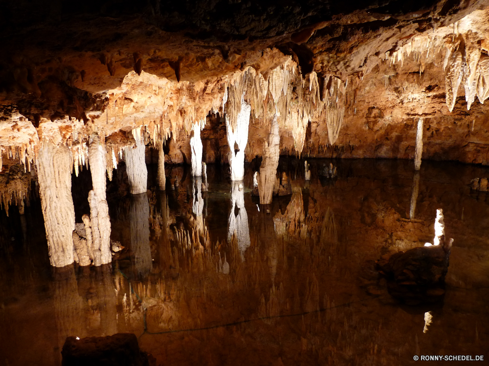 Meramec Caverns Höhle geologische formation Fels Schlucht nationalen Park Geologie Landschaft Sandstein Reisen Aushöhlung Tourismus Wüste Stein Felsen Formationen Berg natürliche landschaftlich Orange Erde Wahrzeichen Kalkstein Bildung Berge Innenseite Sand einzigartige Hoodoo geologische Steine Licht Wasser dunkel Tropfsteinhöhle u-Bahn Südwesten Antike ungewöhnliche im freien Höhle Baum im freien Tourist Klippe Extreme Dunkelheit Wildnis bunte Stalagmit Hoodoos Himmel Gelände Urlaub nass Muster Mysterium Kiefer tief Attraktion Szene Mauer Farbe Ökologie Calcit ganz Mineralien Klippen Fluss entfernten Erhaltung Formen Szenerie Amphitheater Ökosystem versteckt Nationalpark geheimnisvolle Aussicht Tour unter Wandern Landschaften Tropfen außerhalb Wolken unter Mining Ressourcen geologische Wanderung ökologische Tal Boden Abenteuer Denkmal Speläologie Loch trocken gelb Sonnenuntergang Sonnenlicht cave geological formation rock canyon national park geology landscape sandstone travel erosion tourism desert stone rocks formations mountain natural scenic orange earth landmark limestone formation mountains inside sand unique hoodoo geologic stones light water dark stalactite underground southwest ancient unusual outdoors cavern tree outdoor tourist cliff extreme darkness wilderness colorful stalagmite hoodoos sky terrain vacation wet pattern mystery pine deep attraction scene wall color ecology calcite quite minerals cliffs river remote conservation shapes scenery amphitheater ecosystem hidden national park mysterious vista tour under hiking scenics drops outside clouds beneath mining resources geological hike ecological valley ground adventure monument speleology hole dry yellow sunset sunlight