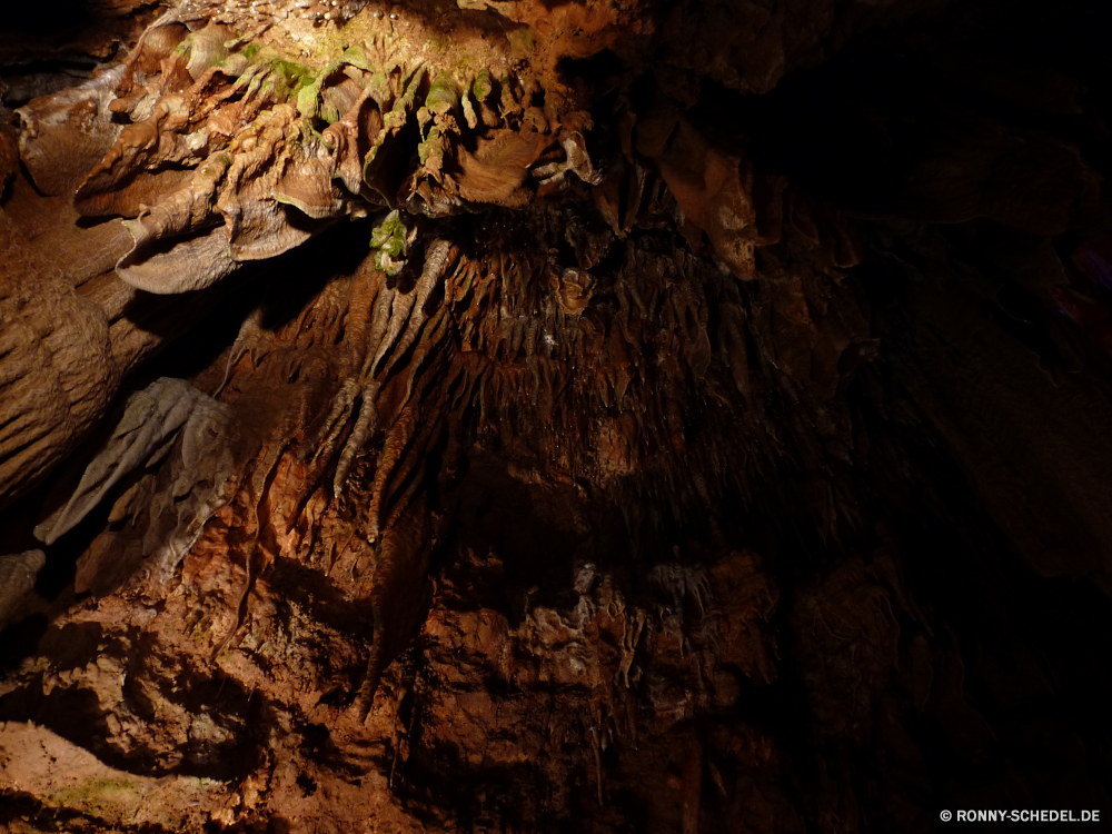 Meramec Caverns Höhle geologische formation Fels Landschaft Stein Berg Schlucht Reisen Geologie nationalen Park Tourismus Wüste Aushöhlung Baum Klippe natürliche Felsen Sandstein landschaftlich Wasser Berge Himmel Bildung Muster Erde dunkel Antike Licht Orange Innenseite Kalkstein Klippen im freien Szenerie Textur Sand alt Tourist Loch im freien trocken Höhle Formationen geologische Fluss Urlaub Steine Wildnis Braun Wolken Tal Stalagmit Tropfsteinhöhle Umgebung u-Bahn Dunkelheit Südwesten Wald Farbe Mauer Hügel Ökologie Sonnenuntergang geologische ungewöhnliche Gelände Szene gelb Wolke Abenteuer Holz Wahrzeichen nass Sonnenlicht Calcit Mineralien versteckt Rinde Grand Tour Spitze Wandern Mysterium tief Boden Pflanze Denkmal fallen cave geological formation rock landscape stone mountain canyon travel geology national park tourism desert erosion tree cliff natural rocks sandstone scenic water mountains sky formation pattern earth dark ancient light orange inside limestone cliffs outdoors scenery texture sand old tourist hole outdoor dry cavern formations geological river vacation stones wilderness brown clouds valley stalagmite stalactite environment underground darkness southwest forest color wall hill ecology sunset geologic unusual terrain scene yellow cloud adventure wood landmark wet sunlight calcite minerals hidden bark grand tour peak hiking mystery deep ground plant monument fall