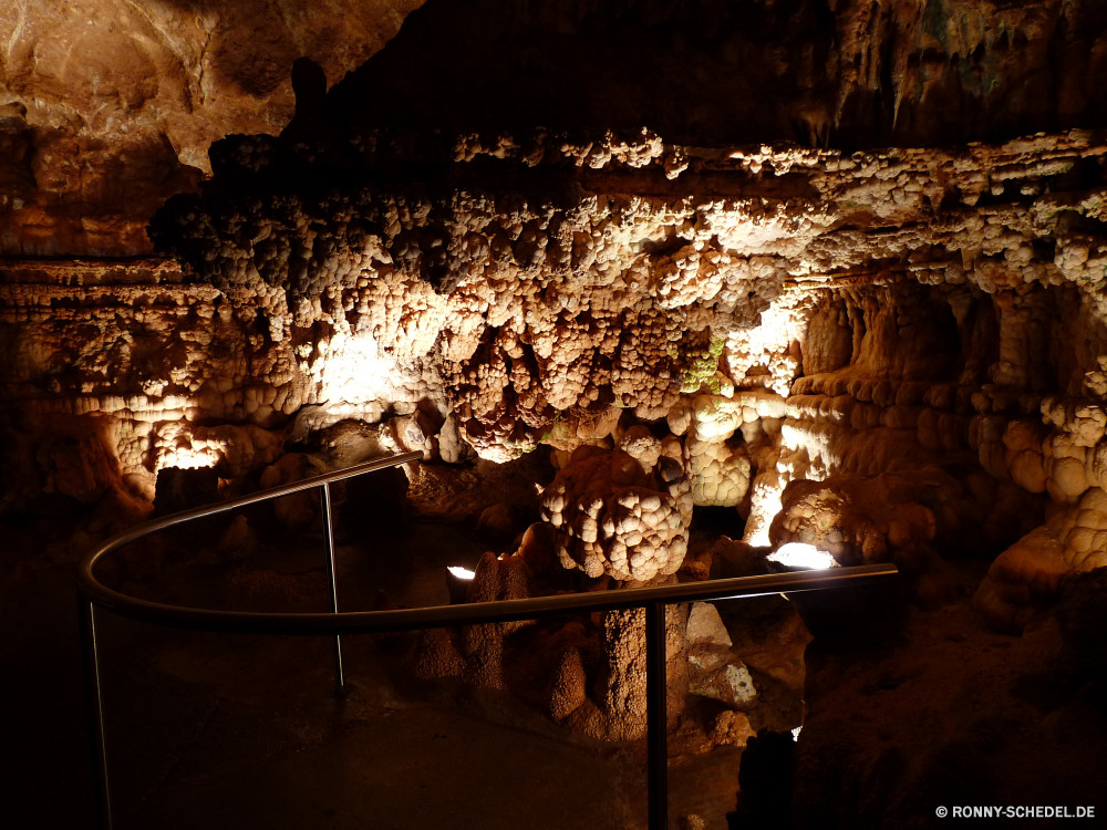 Meramec Caverns Höhle geologische formation Landschaft Reisen Fels Tourismus Berg Stein landschaftlich natürliche Wasser Szenerie Park Himmel dunkel Baum im freien alt Licht Wildnis Nacht Wild Berge Architektur nationalen Sonnenuntergang Geologie Urlaub Wüste Fluss Wald Braun Sonnenaufgang 'Nabend Orange friedliche im freien Bäume Wolken Kontur Tourist fallen Mauer Klippe Land bunte geologische Ranch Menschen Tunnel Erde Sand Haus Felsen Stadt Wärme Struktur Innenraum Entwicklung des ländlichen cave geological formation landscape travel rock tourism mountain stone scenic natural water scenery park sky dark tree outdoor old light wilderness night wild mountains architecture national sunset geology vacation desert river forest brown sunrise evening orange peaceful outdoors trees clouds silhouette tourist fall wall cliff country colorful geological ranch people tunnel earth sand house rocks city heat structure interior rural