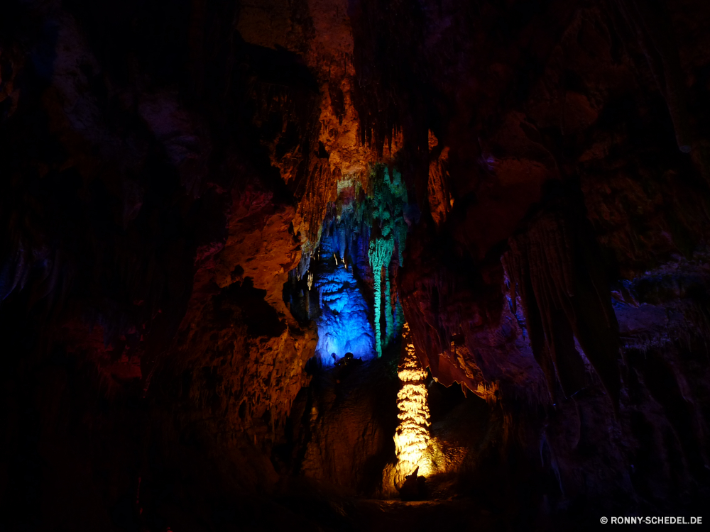 Meramec Caverns Höhle geologische formation dunkel Licht Flamme Fels Feuer heiß Tourismus Stein Nacht Reisen Orange Schlucht schwarz Lagerfeuer Muster Geologie Tapete Energie Farbe Landschaft Flammen Fraktal Wirkung Berg Hintergrund generiert Wärme Kunst nationalen Fantasie Brennen Form Gestaltung futuristische Park landschaftlich Himmel gelb Erde Klippe bunte Kurve Digital Rauch Bewegung Innenseite warm Raum Wasser Fluss alt glühend Element u-Bahn Dunkelheit Bildung Chaos Mysterium Sand Kamin künstlerische Render Grafik hell Baum Windung glatte moderne Gefahr Tourist Höhle entzündlich Feurige Brennen Antike Rendern Strahl dynamische Wolken im freien Lichter Textur Grafiken Urlaub Religion glänzend Lagerfeuer Kalkstein entzünden Tal felsigen Loch Abstraktion Denkmal Wüste Stil Hintergründe Wahrzeichen Konzepte Dekor cave geological formation dark light flame rock fire hot tourism stone night travel orange canyon black bonfire pattern geology wallpaper energy color landscape flames fractal effect mountain backdrop generated heat art national fantasy burn shape design futuristic park scenic sky yellow earth cliff colorful curve digital smoke motion inside warm space water river old glowing element underground darkness formation chaos mystery sand fireplace artistic render graphic bright tree swirl smooth modern danger tourist cavern flammable fiery burning ancient rendering ray dynamic clouds outdoor lights texture graphics vacation religion shiny campfire limestone ignite valley rocky hole abstraction monument desert style backgrounds landmark concepts decor