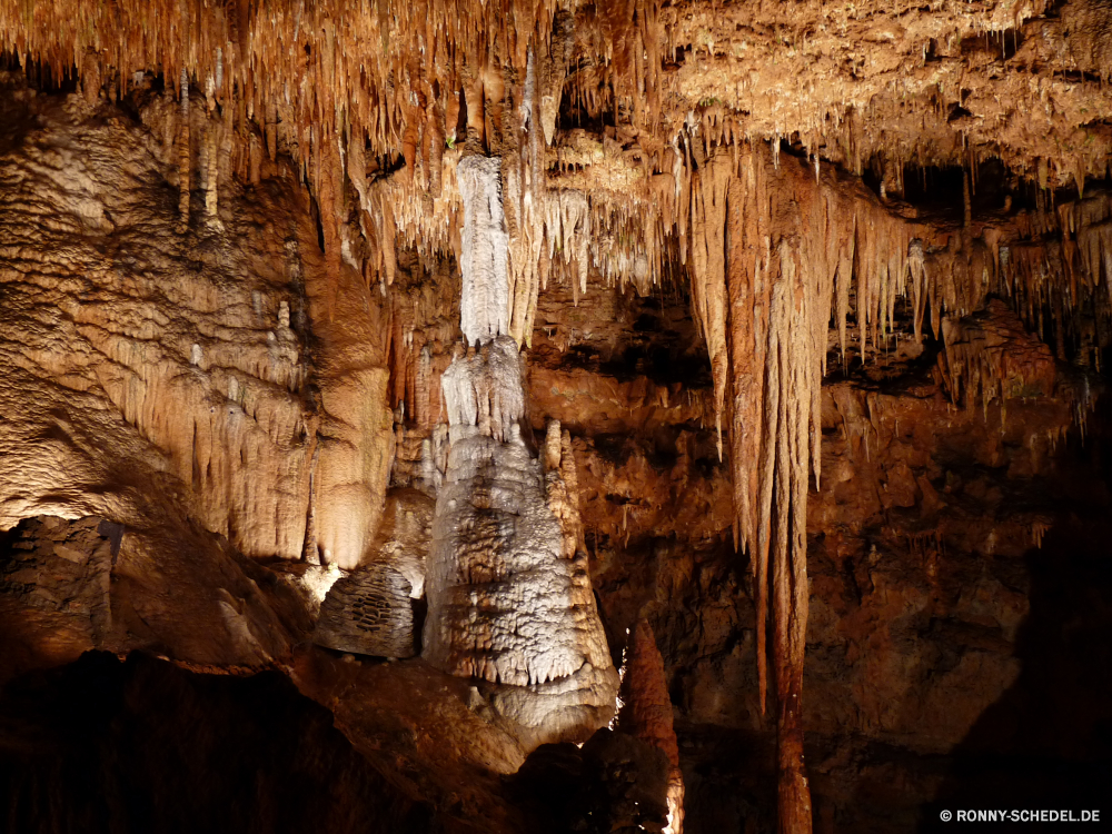 Meramec Caverns Höhle geologische formation Fels nationalen Park Schlucht natürliche Geologie Mauer Stein Baum Textur Muster Aushöhlung Holz Sandstein Landschaft dunkel Felsen Tourismus Formationen Reisen alt Antike Steine Licht Material Oberfläche Erde Berg Kalkstein Ökologie Rau Tourist Braun Tropfsteinhöhle geologische ungewöhnliche Wasser Wüste Orange Innenseite Höhle u-Bahn Dunkelheit Bildung Sand Berge Stalagmit versteckt Rinde Holz nass aus Holz texturierte Erhaltung Hoodoos Mineralien Wahrzeichen Ökosystem Kiefer im freien geheimnisvolle Tour Mysterium tief Jahrgang Calcit ganz unter Mining Umgebung Ressourcen Eiche ökologische unter Extreme Boden Wildnis Tropfen Klippe im freien Klippen Struktur Wald einzigartige Himmel Hintergrund Szenerie Detail Nationalpark Antik Farbe Gelände Kofferraum Wandern Grunge landschaftlich cave geological formation rock national park canyon natural geology wall stone tree texture pattern erosion wood sandstone landscape dark rocks tourism formations travel old ancient stones light material surface earth mountain limestone ecology rough tourist brown stalactite geologic unusual water desert orange inside cavern underground darkness formation sand mountains stalagmite hidden bark timber wet wooden textured conservation hoodoos minerals landmark ecosystem pine outdoor mysterious tour mystery deep vintage calcite quite beneath mining environment resources oak ecological under extreme ground wilderness drops cliff outdoors cliffs structure forest unique sky backdrop scenery detail national park antique color terrain trunk hiking grunge scenic